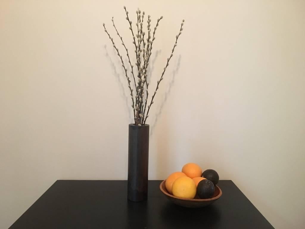 Die Vase Sarah, ein Originaldesign, das exklusiv von Vermontica angeboten wird, ist eine zeitgenössische Vase aus patiniertem Stahl im Minimalismus, die von Scott Gordon in Vermont entworfen und hergestellt wird. Die Vase misst 3,5