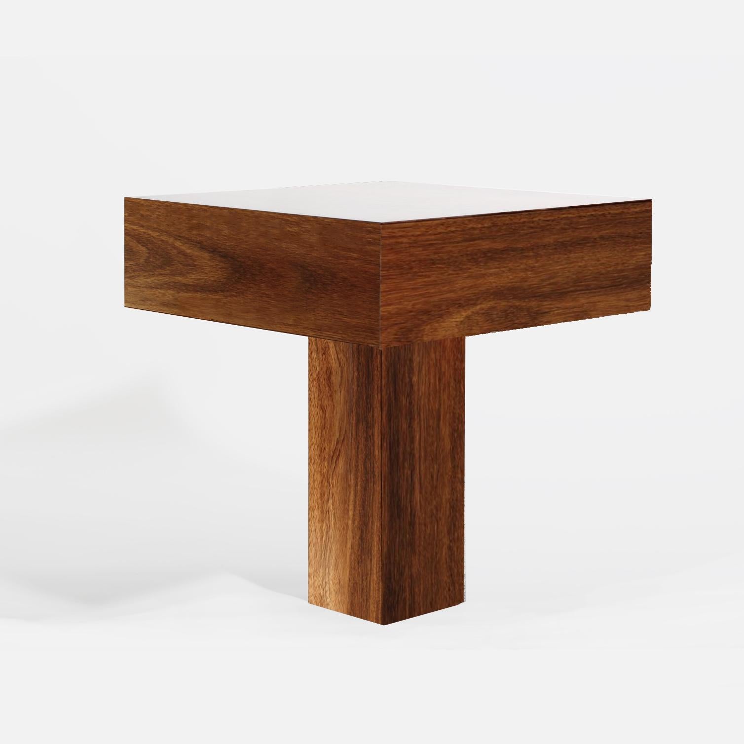 Minimaliste Table d'appoint contemporaine minimaliste « Tee » en bois brésilien en vente