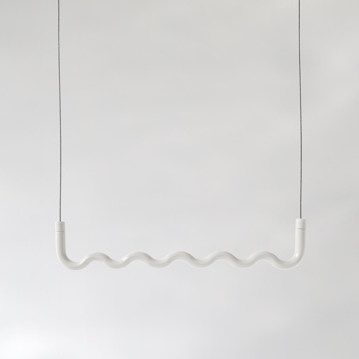 Sine Hängekleiderständer

Mit dem Sine Hanging Clothes Rack, einer perfekten Mischung aus Funktionalität und modernem Design, können Sie Ihre Garderobe aufwerten. Dieses aus Aluminium gefertigte und weiß pulverbeschichtete Hängeregal verleiht jedem
