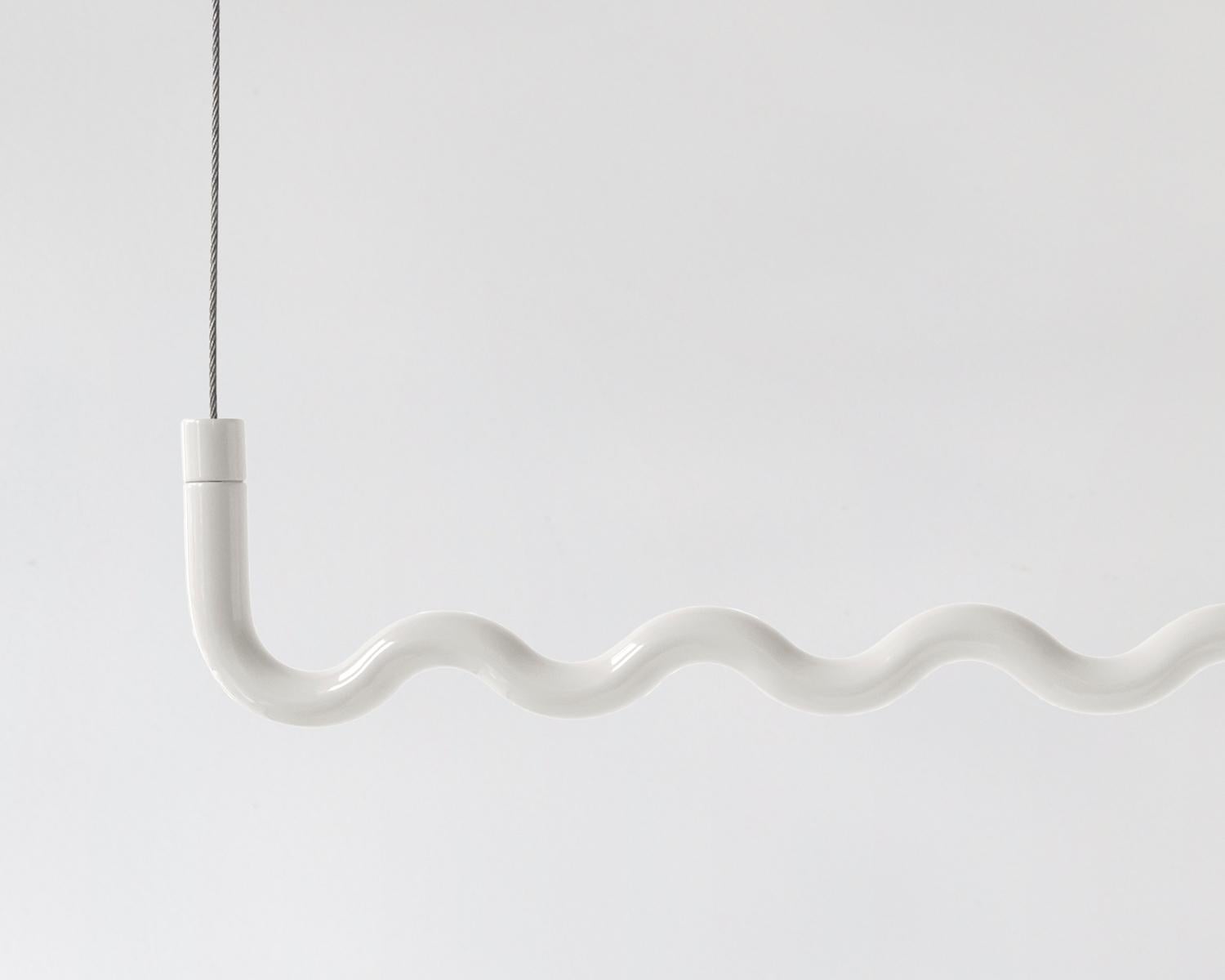 Contemporary Minimalist Sine Wave Hanging Coat/Clothes Rack Medium in Weiß (Postmoderne) im Angebot
