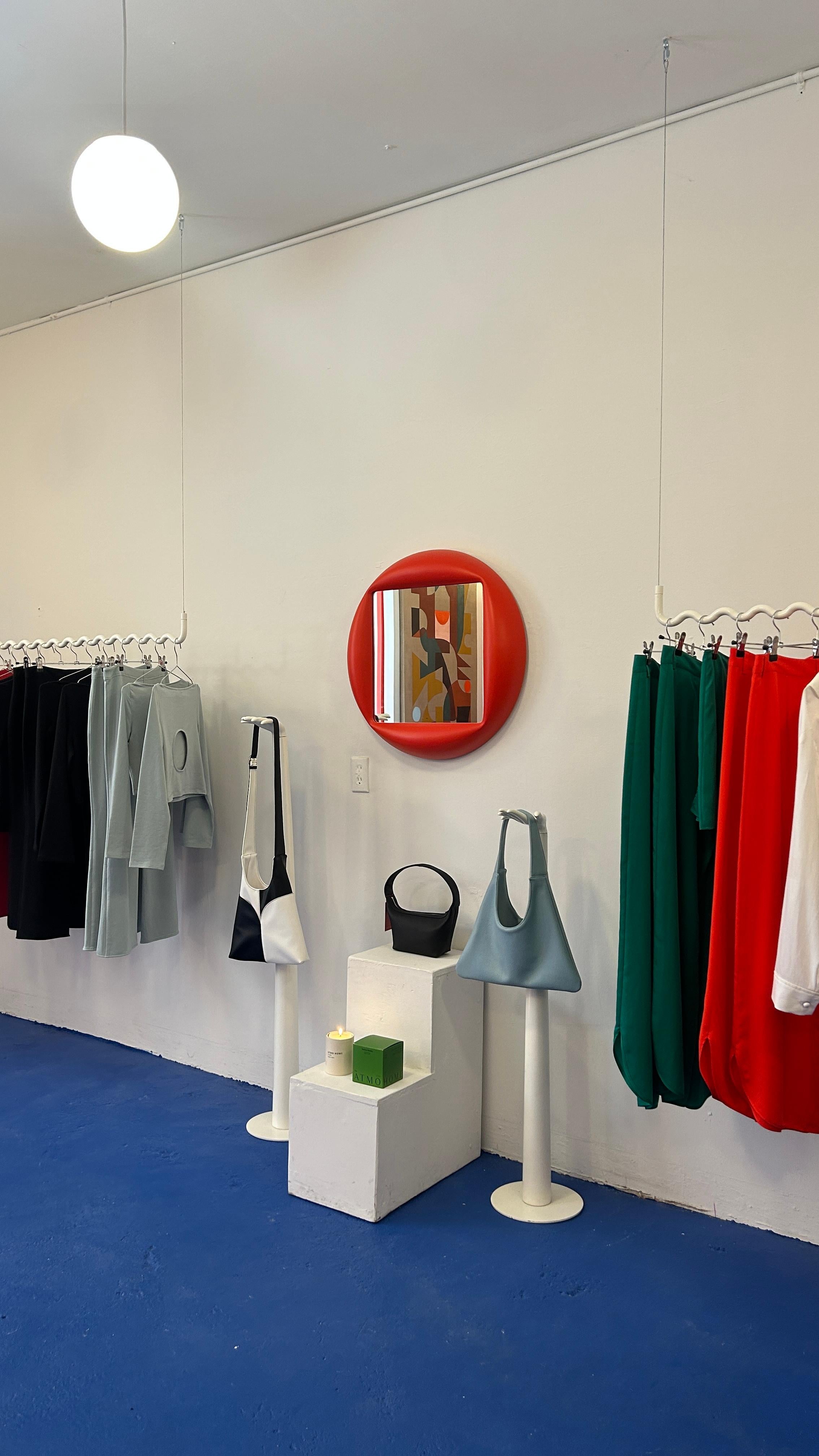 Contemporary Minimalist Sine Wave Hanging Coat/Clothes Rack Medium in Weiß (Finnisch) im Angebot