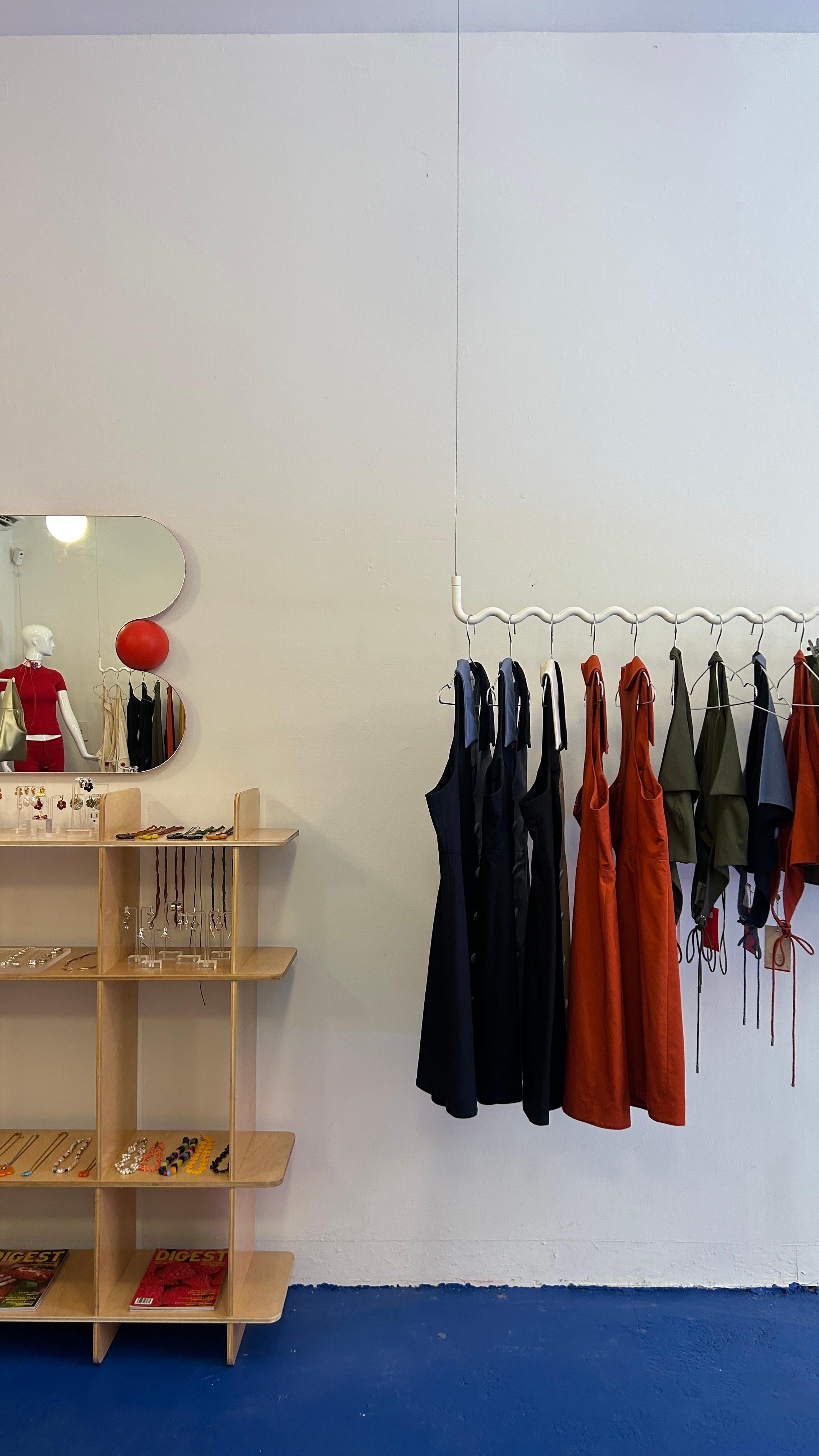 Contemporary Minimalist Sine Wave Hanging Coat/Clothes Rack Medium in Weiß im Zustand „Neu“ im Angebot in Stockholm, SE