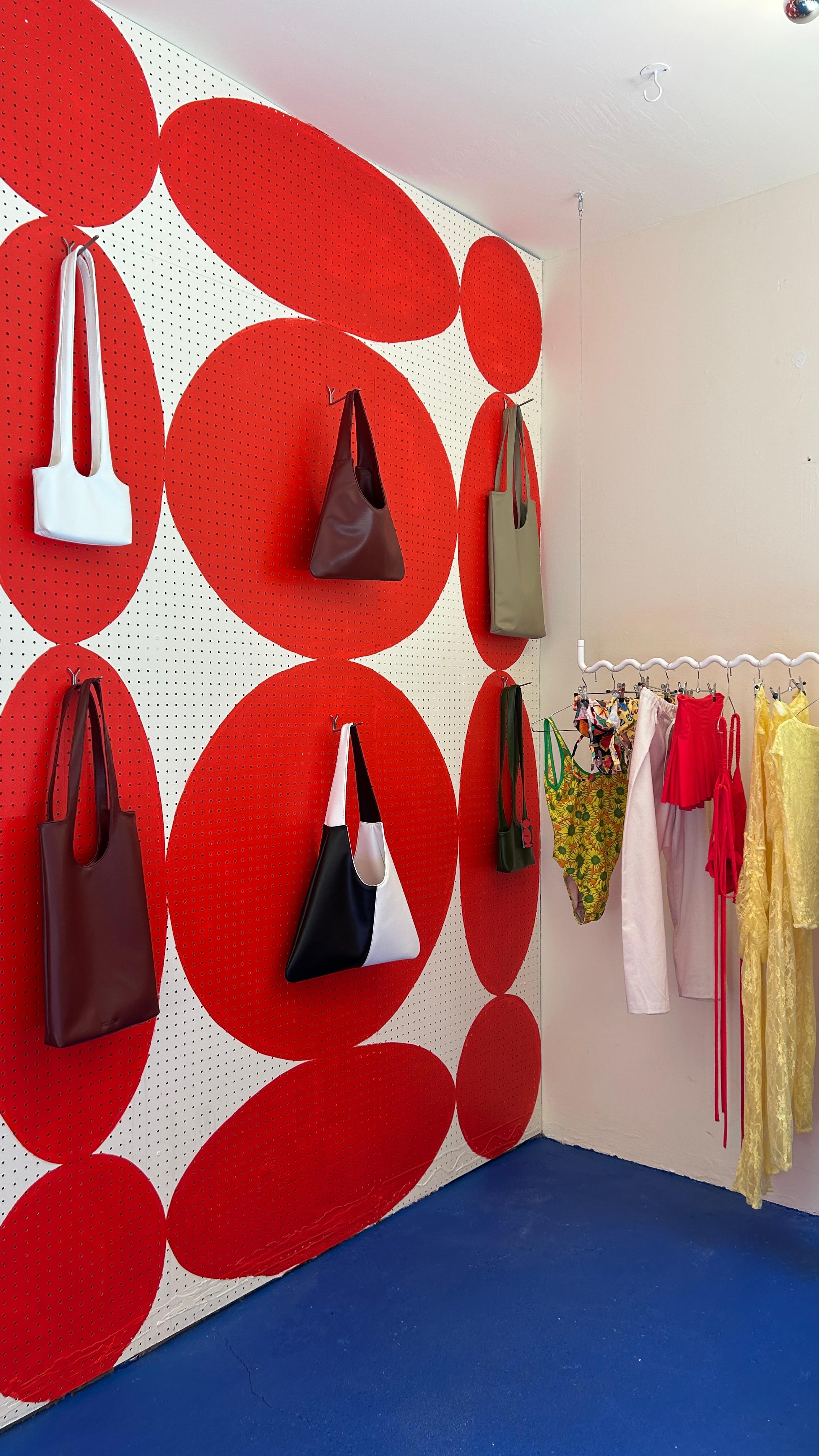 Contemporary Minimalist Sine Wave Hanging Coat/Clothes Rack Medium in Weiß (21. Jahrhundert und zeitgenössisch) im Angebot