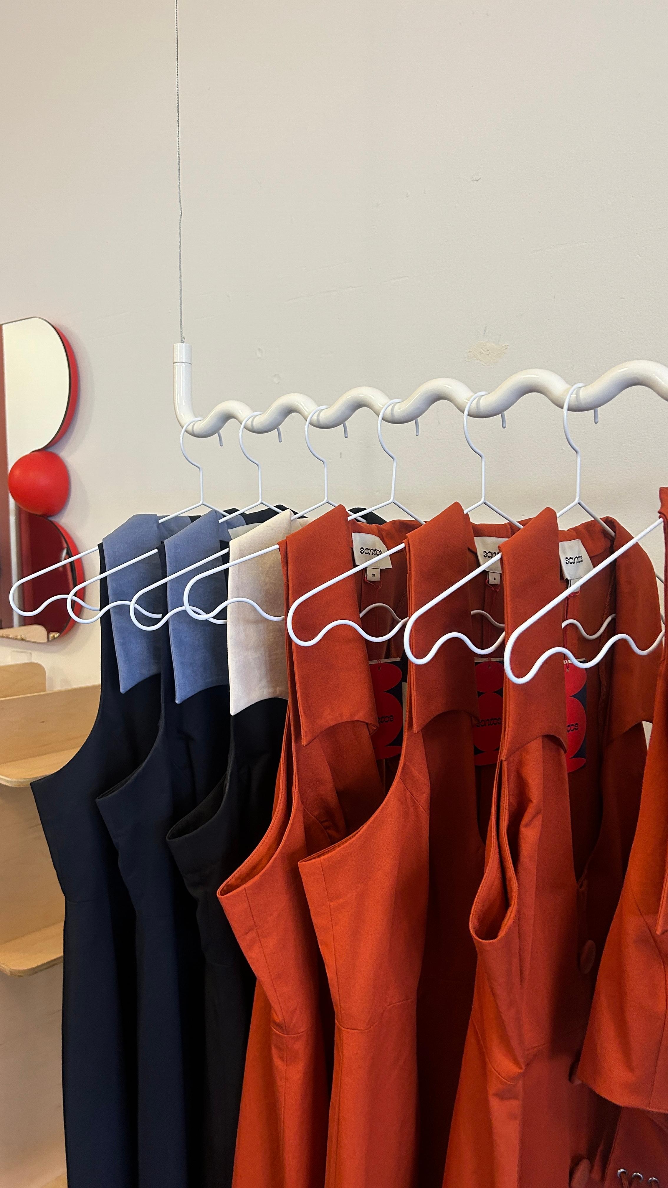 Contemporary Minimalist Sine Wave Hanging Coat/Clothes Rack Medium in Weiß (Aluminium) im Angebot