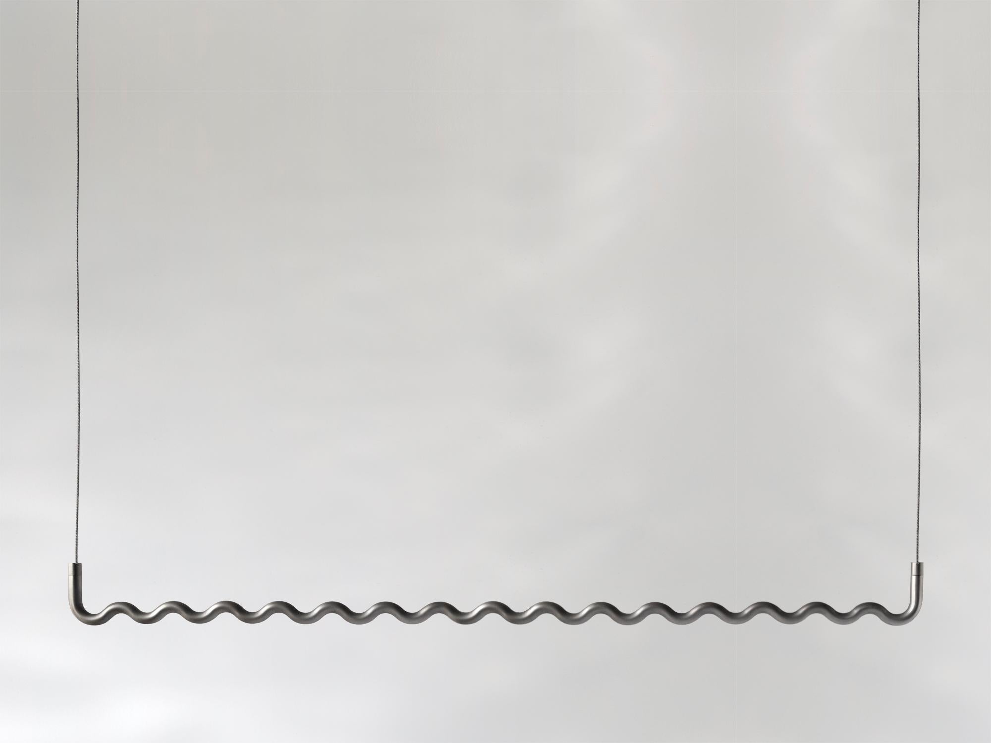 Porte-manteau suspendu contemporain Sine Wave Large en aluminium brossé brut par Erik Olovsson

Transformez l'espace de votre garde-robe avec les portemanteaux élégants et innovants de la Collection Sine. Inspirée par le motif rythmique d'une onde