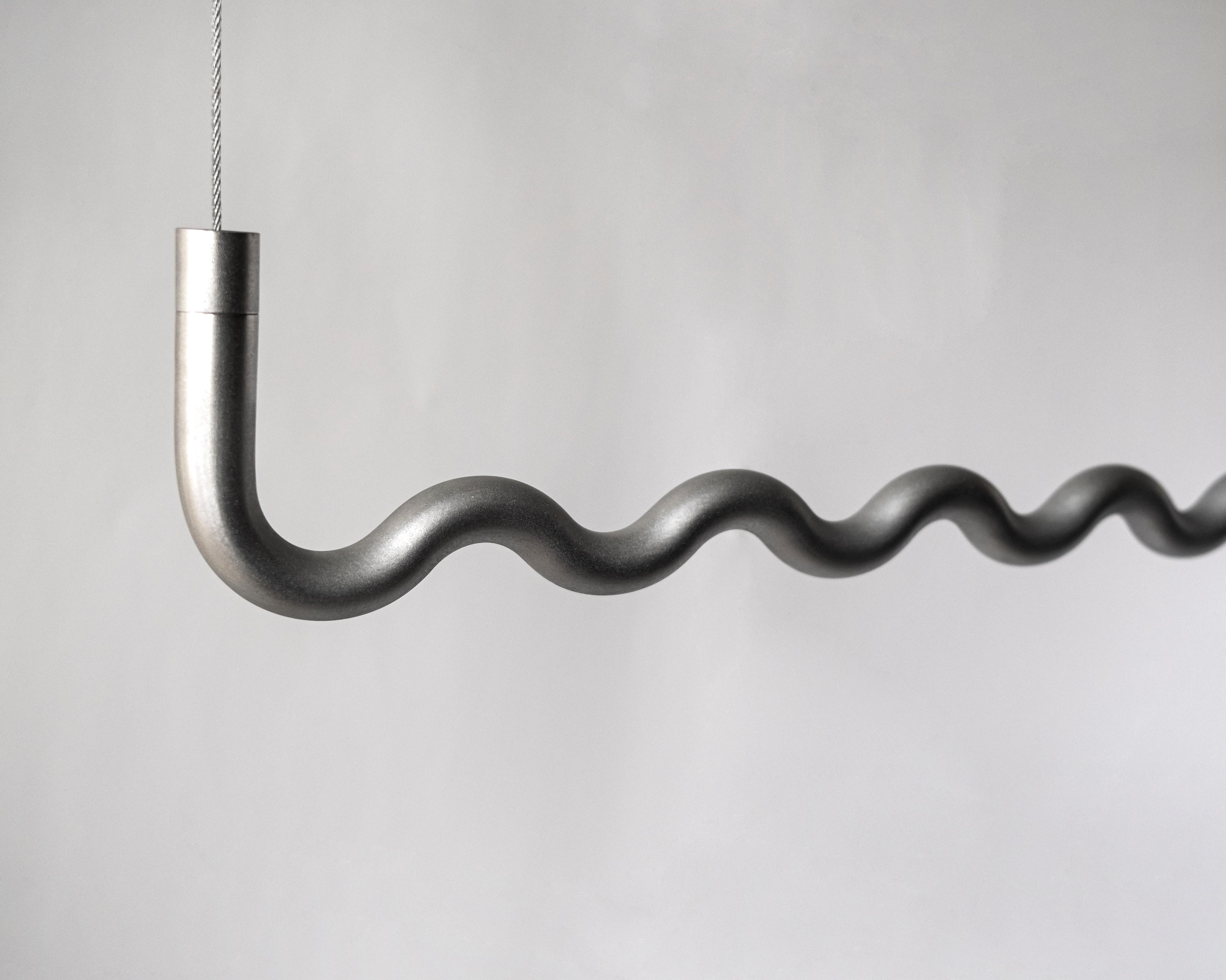 Postmoderne Porte-manteau suspendu Contemporary Minimalist Sine Wave Large in Raw Aluminum en vente
