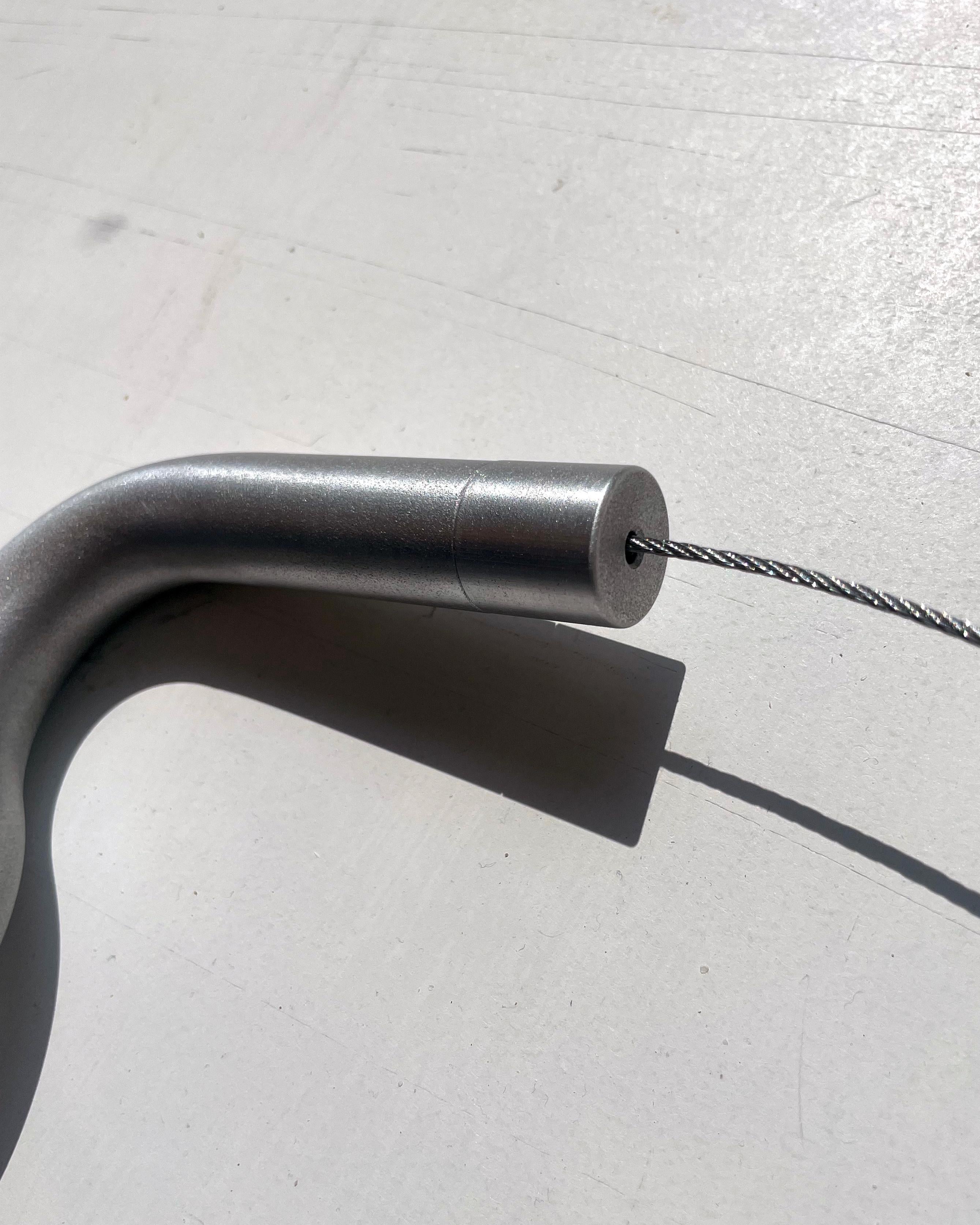 Poudré Porte-manteau suspendu Contemporary Minimalist Sine Wave Large in Raw Aluminum en vente