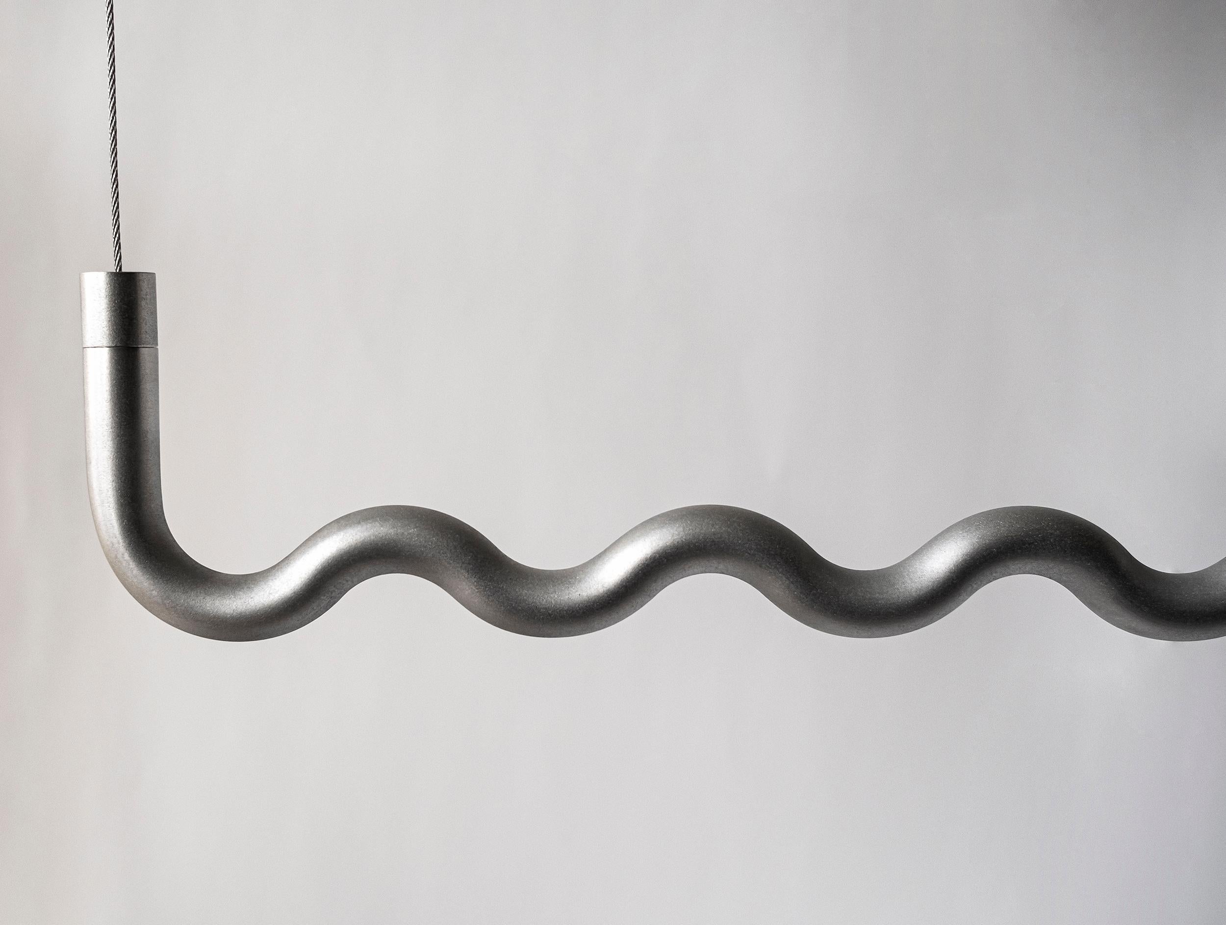 Porte-manteau suspendu Contemporary Minimalist Sine Wave Large in Raw Aluminum Neuf - En vente à Stockholm, SE