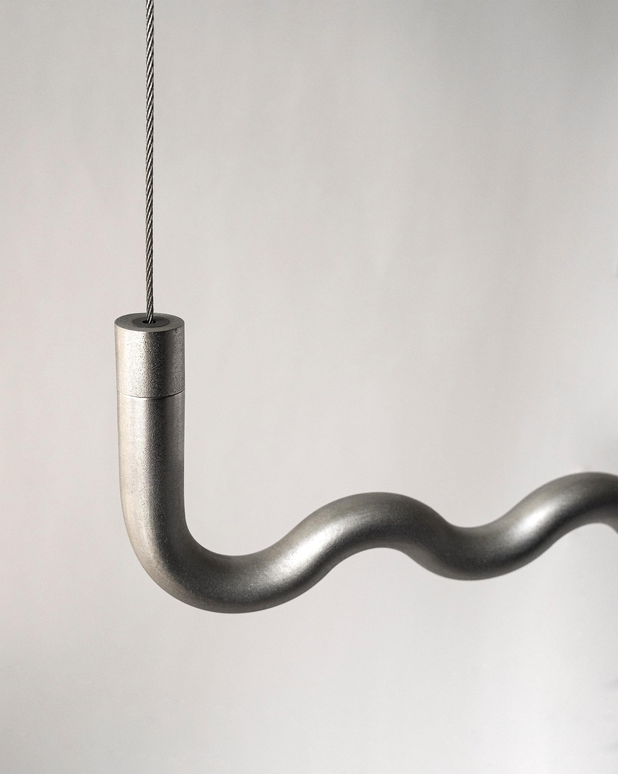 XXIe siècle et contemporain Porte-manteau suspendu Contemporary Minimalist Sine Wave Large in Raw Aluminum en vente