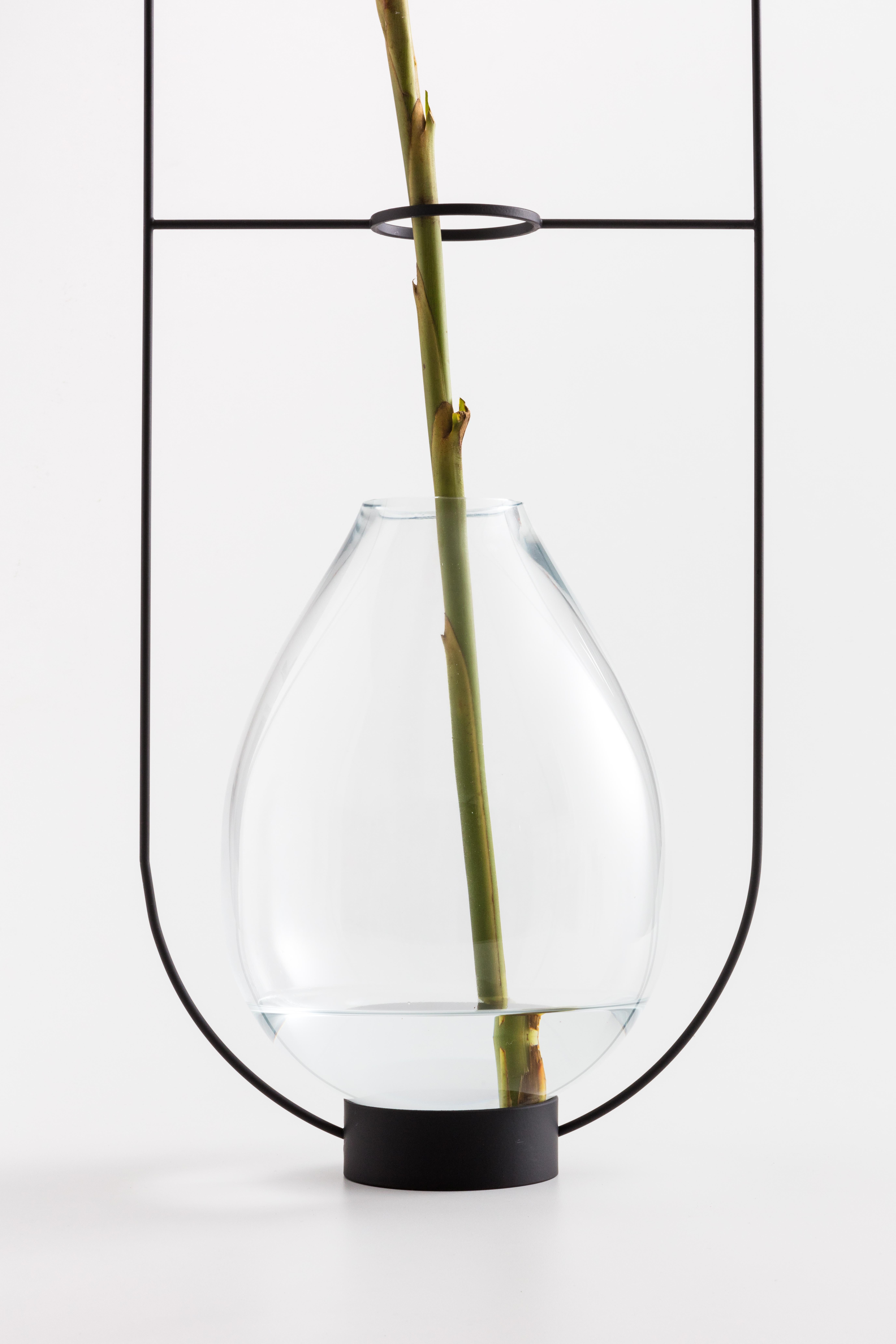 Brésilien Vase solitaire contemporain minimaliste en acier et verre ELO G en vente