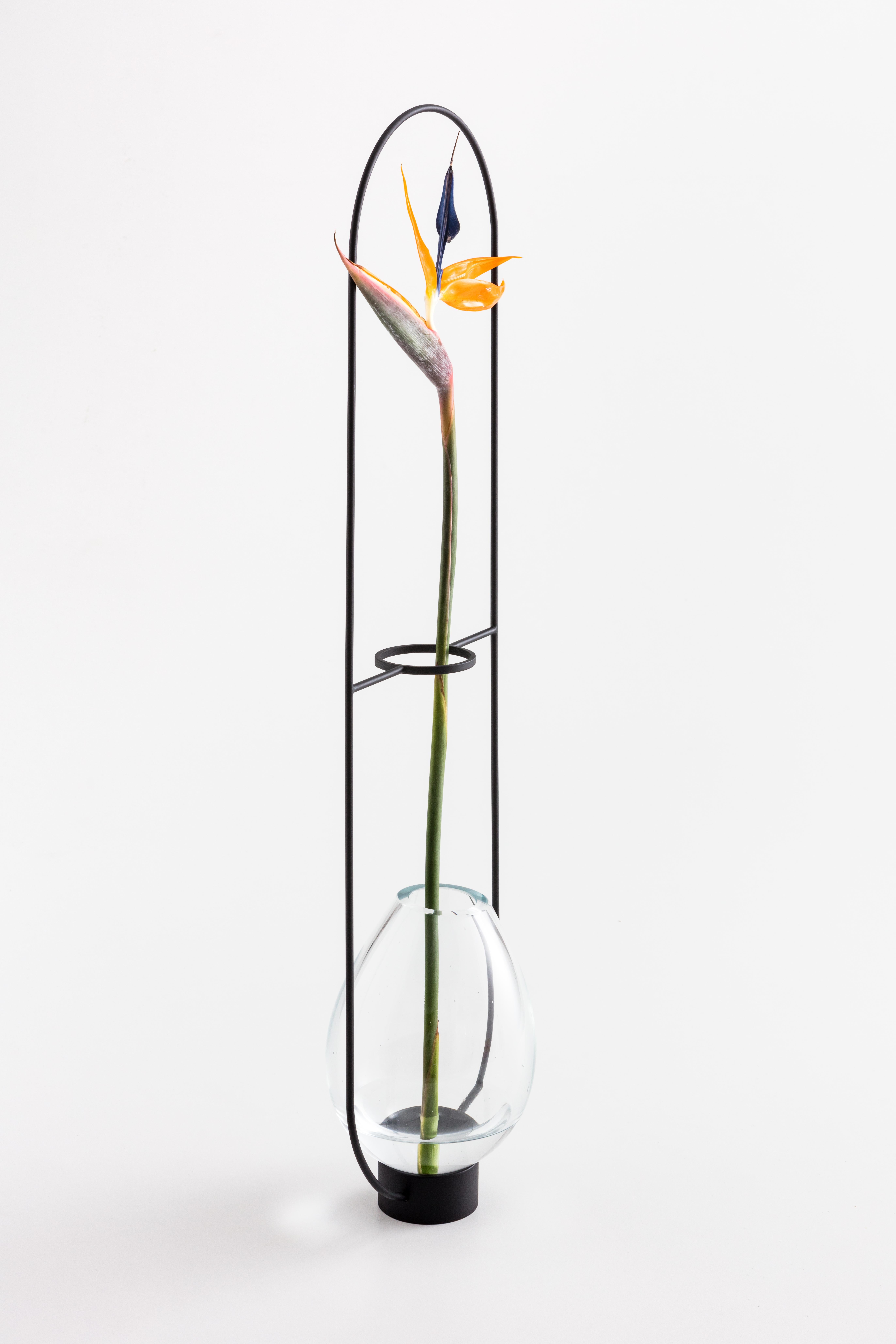 Brésilien Vase solitaire contemporain minimaliste en acier et verre ELO Medium en vente