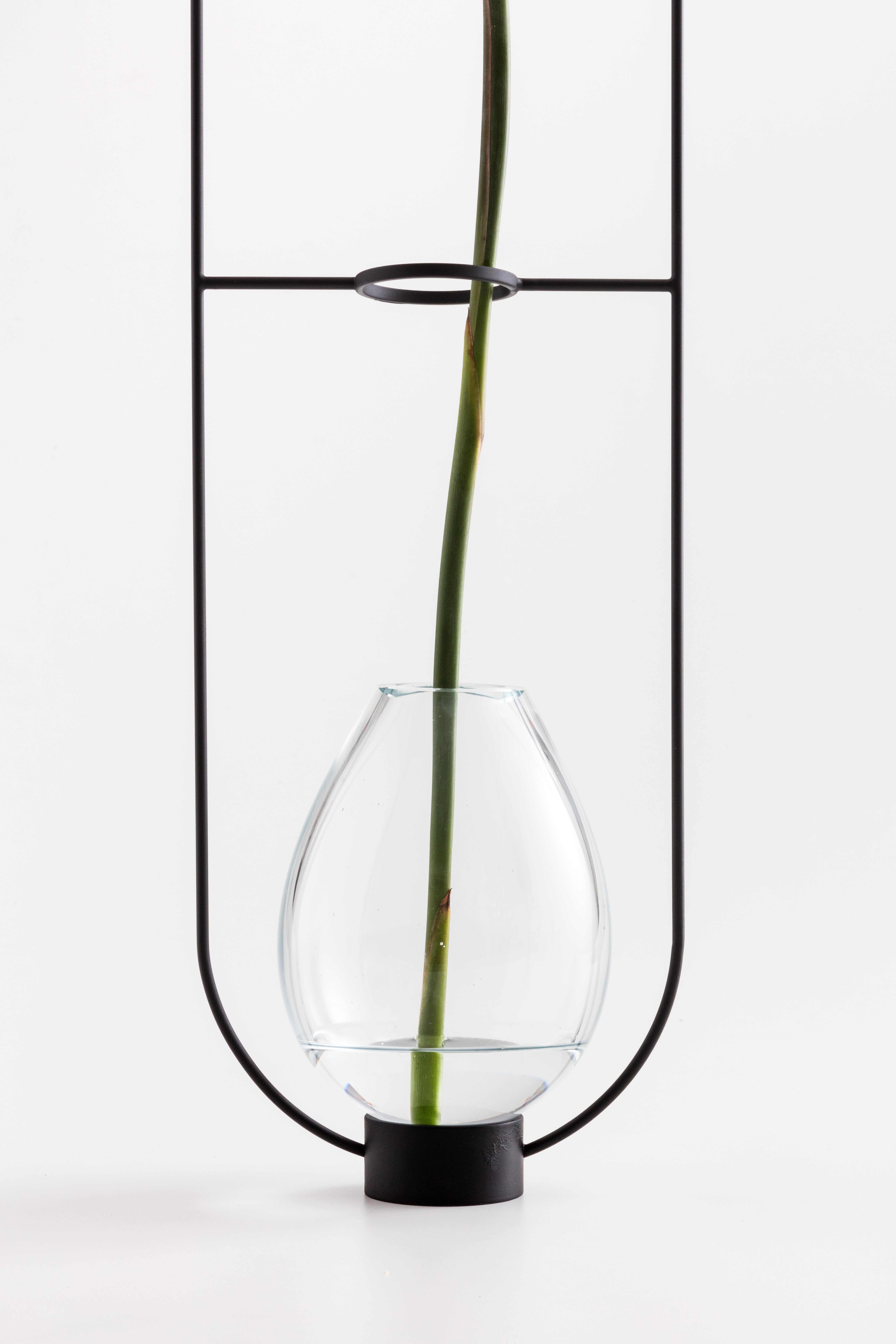Zeitgenössische minimalistische Solitärvase aus Stahl und Glas ELO Medium (Pulverbeschichtet) im Angebot