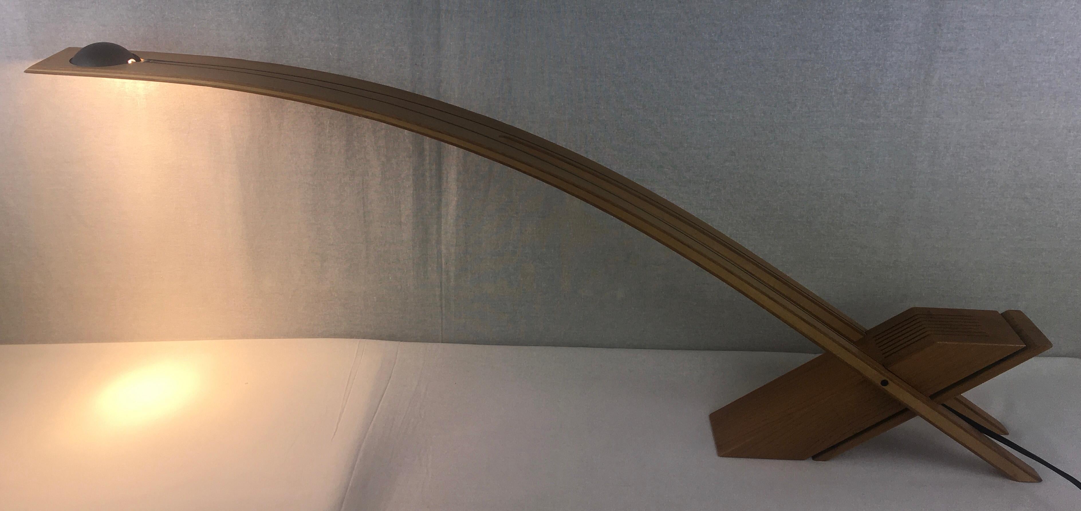 Eine sehr praktische Tisch- oder Schreibtischleuchte in rein organisch-moderner Form mit einem sehr schlanken Design, hergestellt aus massiver Eiche und der Arm ist aus Holzwerkstoff gefertigt. 

Signiert vom Künstler, unbekannt.  Die Herkunft ist