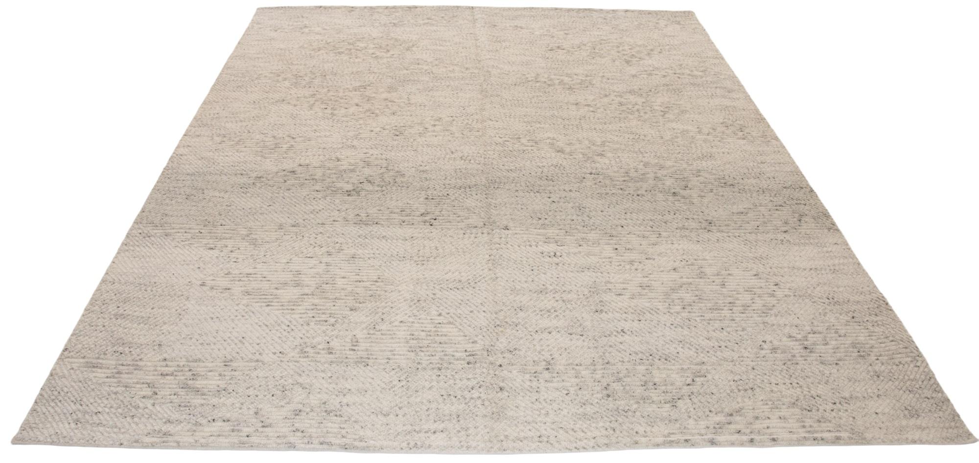 Indian Contemporary Minimalist Textured Hand-Knotted Cream Beige Wool Rug For Sale