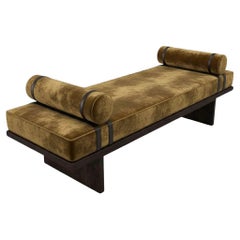 Banc contemporain minimaliste en velours avec détails en cuir-Mondo Design Studio