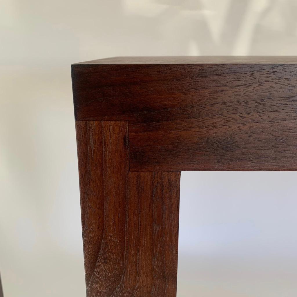 La table d'appoint Soho (qui peut également être utilisée comme banc) est conçue par Scott Gordon et produite dans le Vermont. Fabriqué en noyer massif de 3