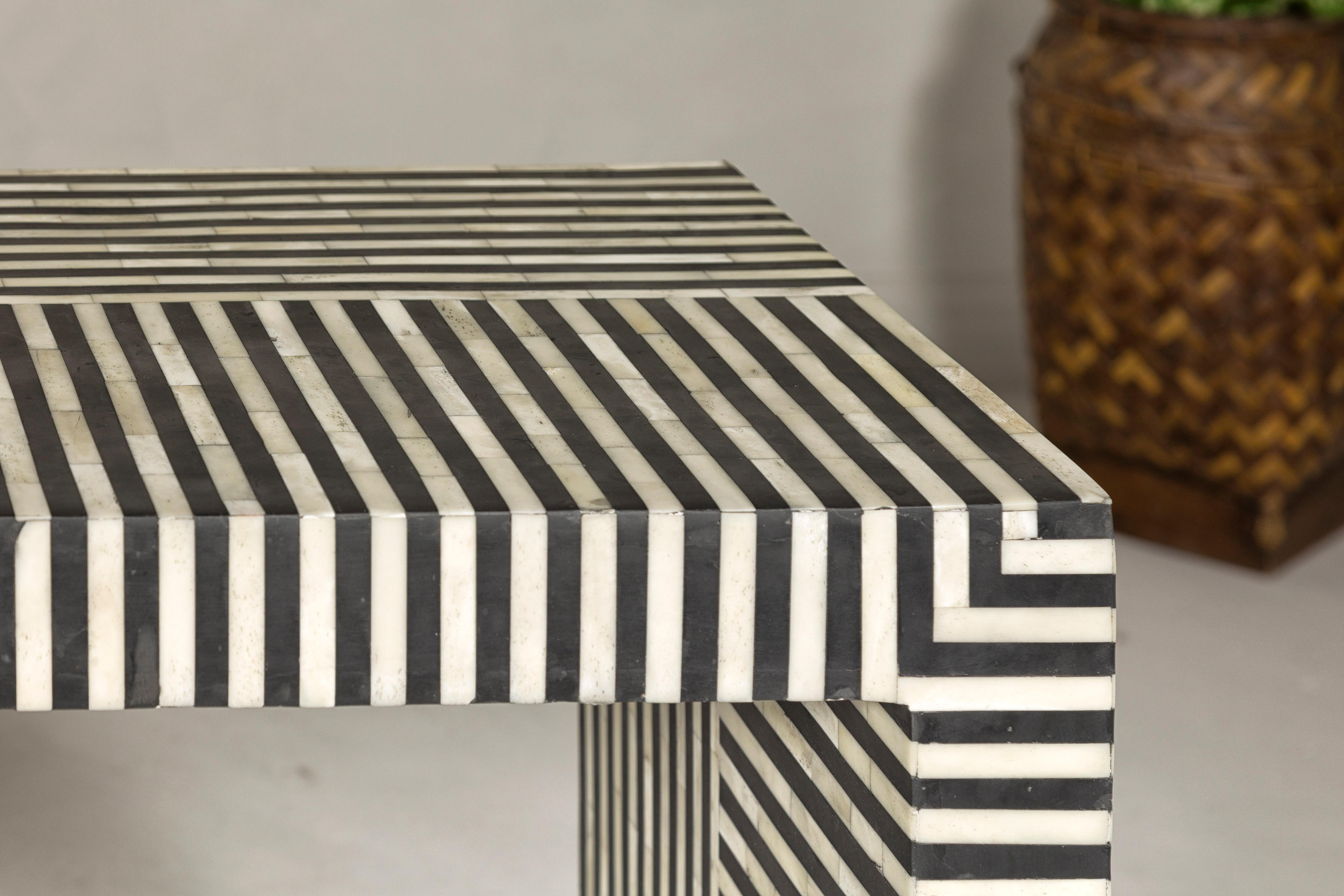 Table console contemporaine minimaliste à rayures blanches et noires avec incrustation d'os en vente 4