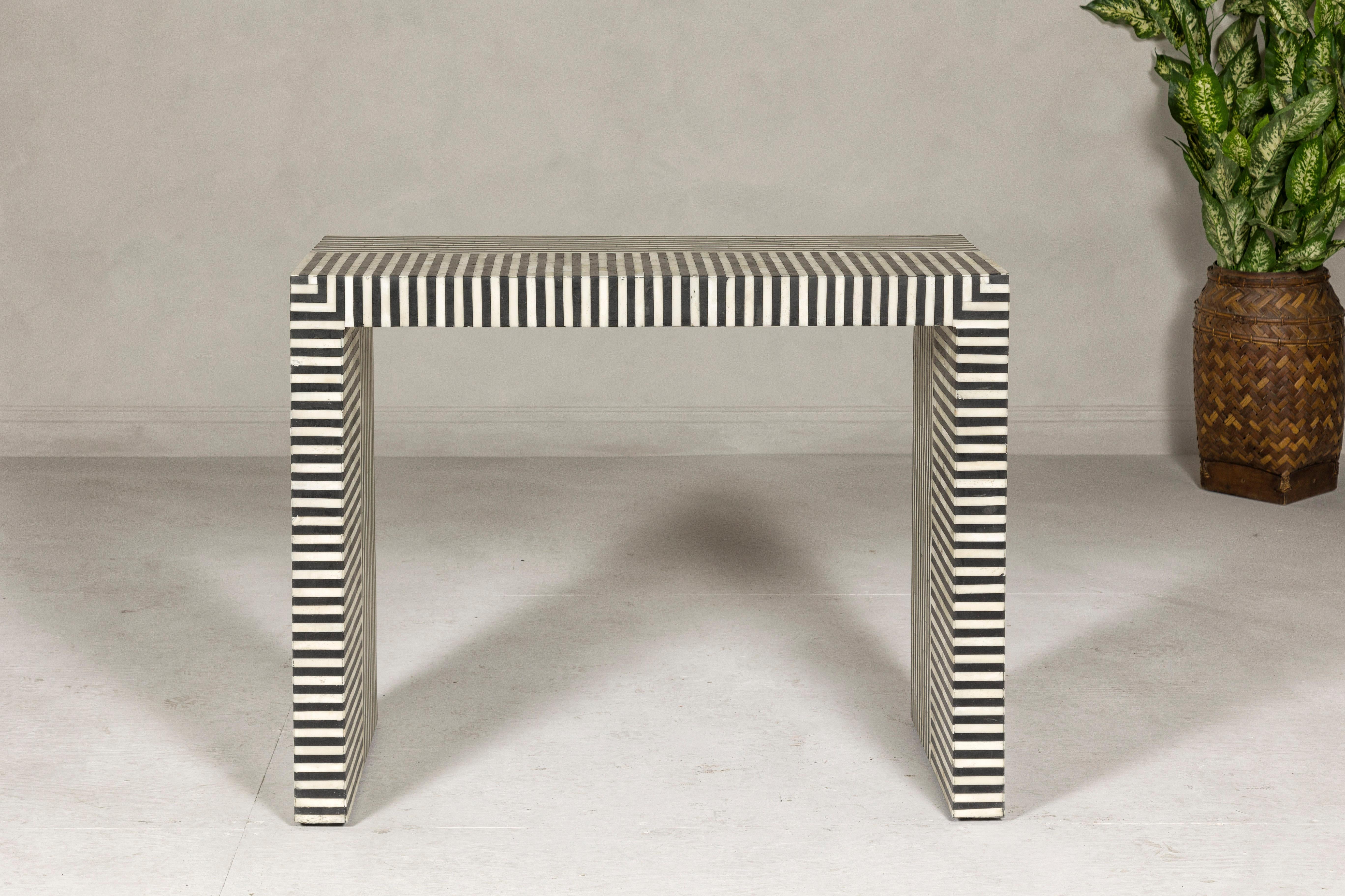 Incrusté Table console contemporaine minimaliste à rayures blanches et noires avec incrustation d'os en vente