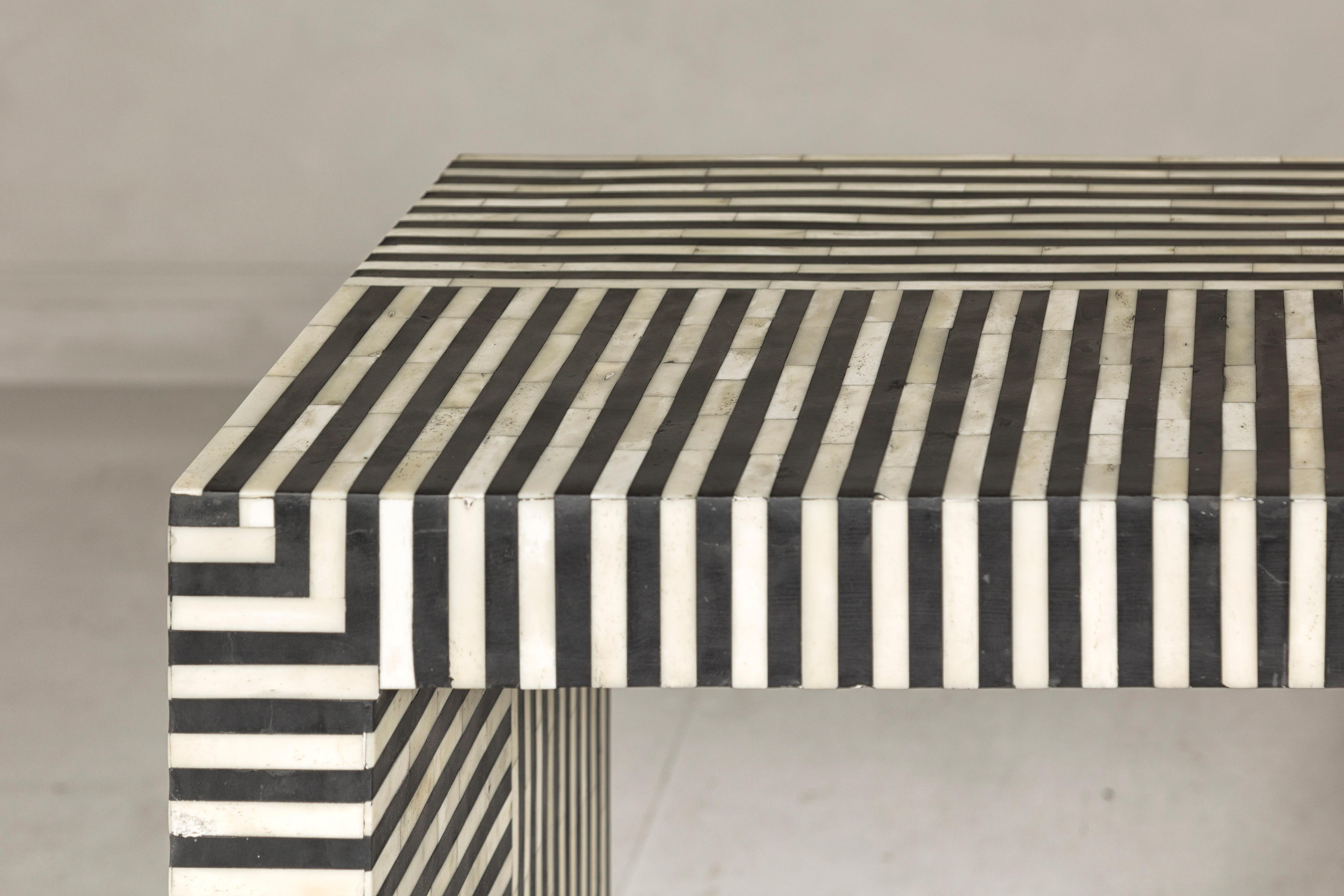 Table console contemporaine minimaliste à rayures blanches et noires avec incrustation d'os en vente 3
