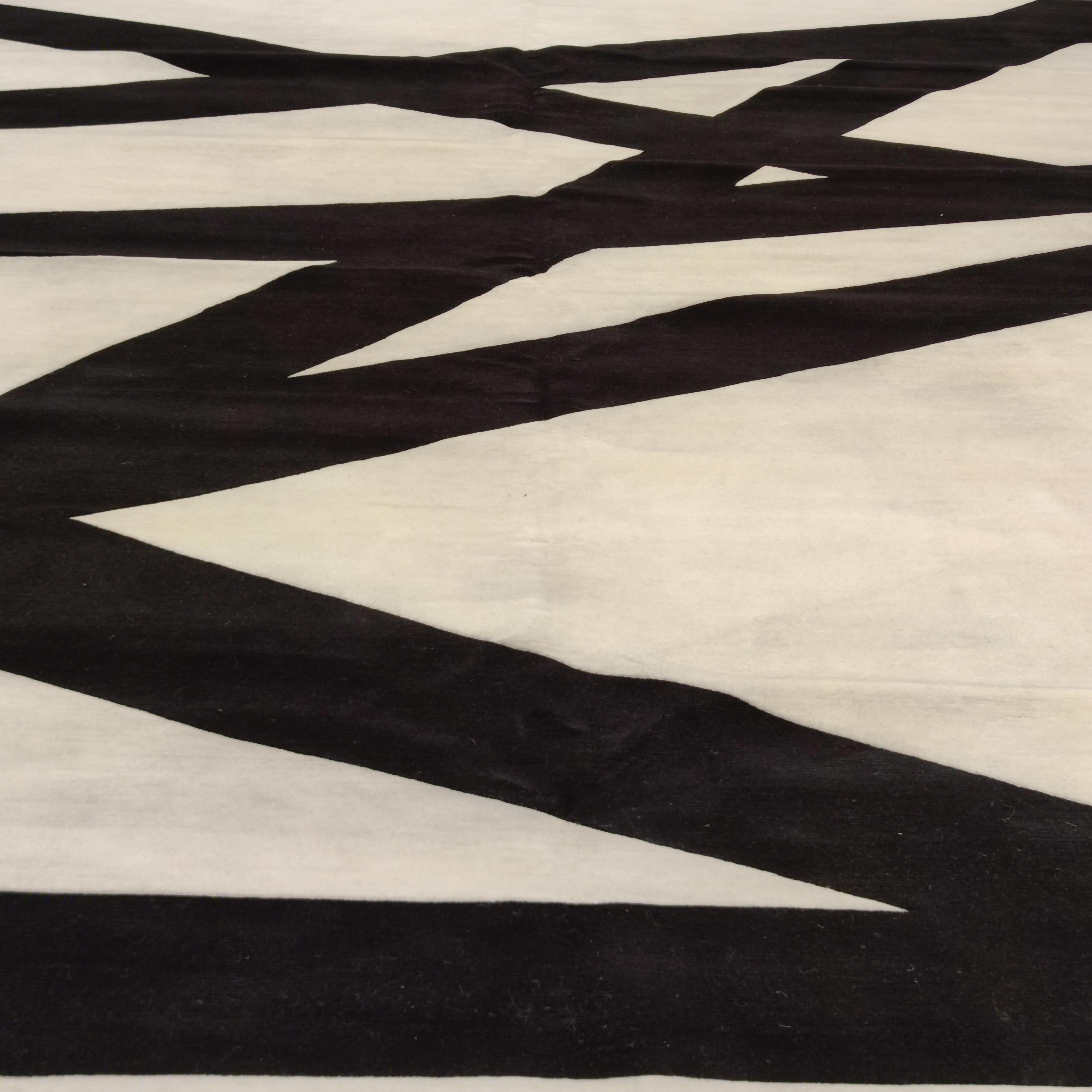 Zeitgenössischer minimalistischer weißer/schwarzer tibetischer Teppich entworfen von Jonathan Wajskol   (Minimalistisch) im Angebot