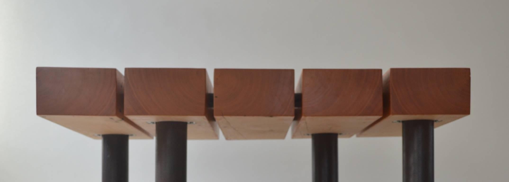 Zeitgenössischer minimalistischer Couchtisch aus Holz und patiniertem Stahl, auf Lager (Minimalistisch) im Angebot