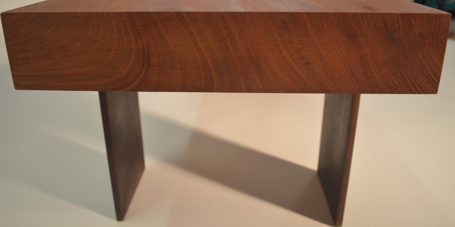 Zeitgenössische minimalistische Bank aus Holz und Stahl von Scott Gordon (Geölt) im Angebot