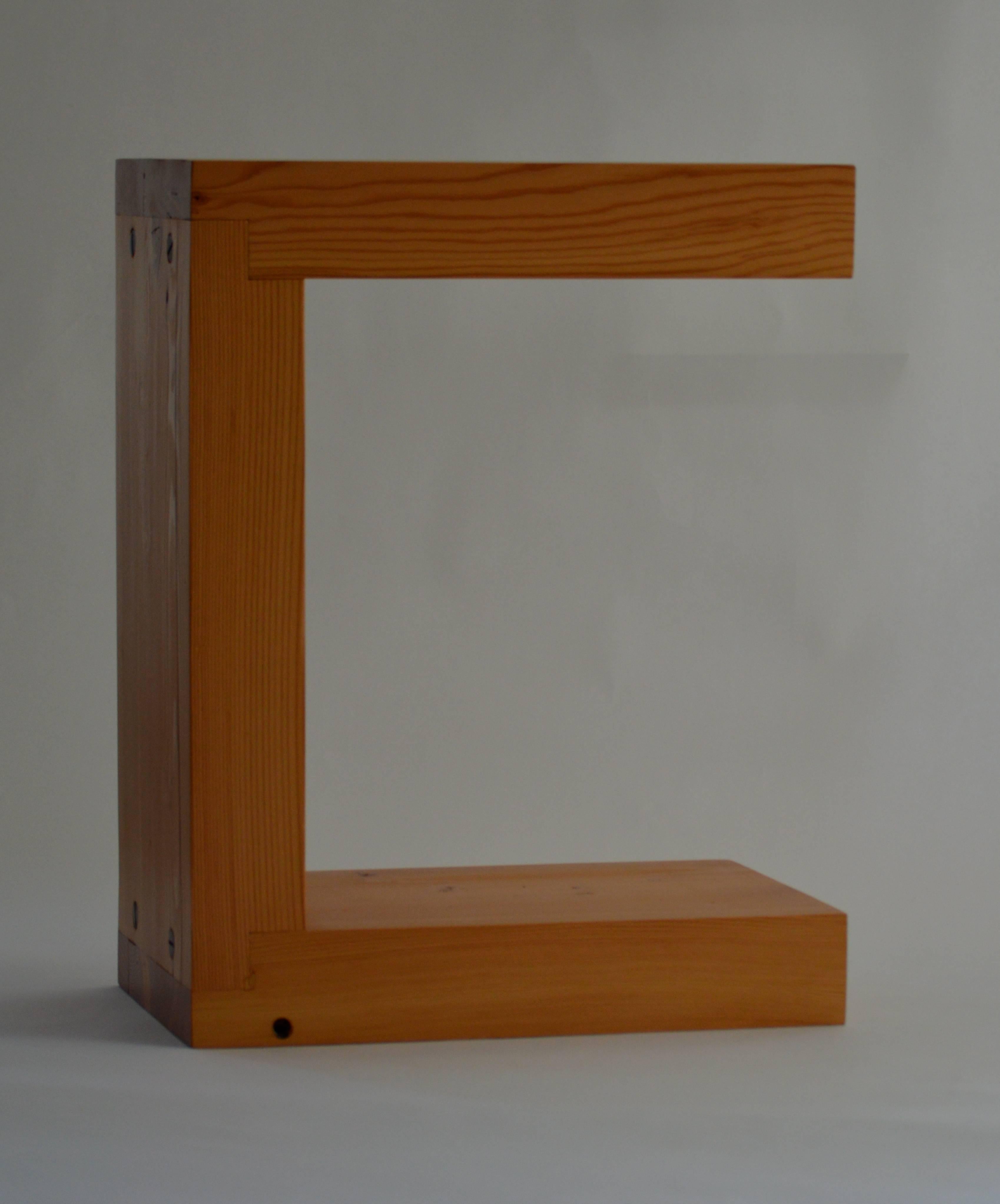 La table d'extrémité Fir, un design original proposé en exclusivité par Vermontica, est une table d'assise ou d'appoint contemporaine minimaliste conçue et produite dans le Vermont par Scott Gordon. Fabriquée en sapin douglas de 3 pouces d'épaisseur