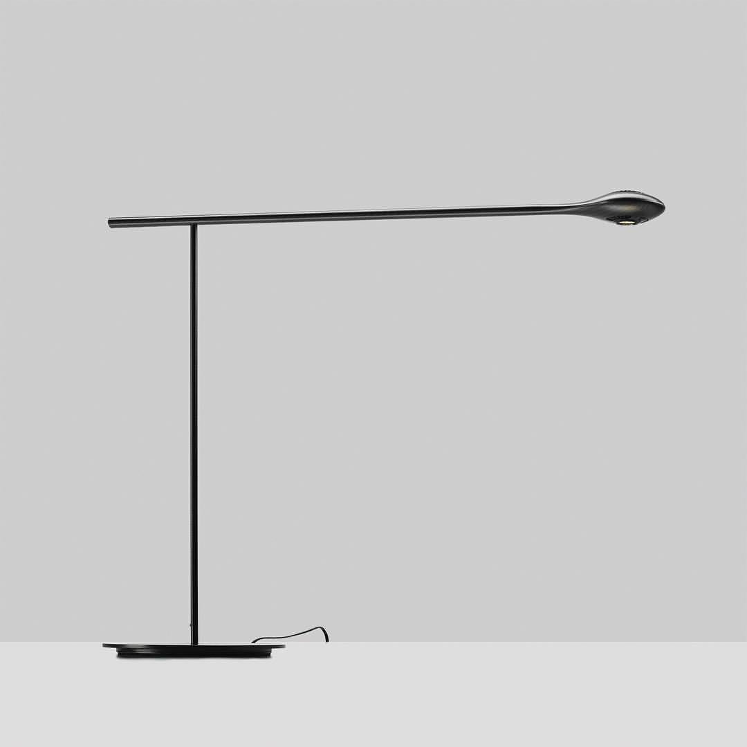 Minimaliste Lampe de bureau contemporaine minimaliste en carbone / Lampe de table LED haute technologie par Tokio en vente