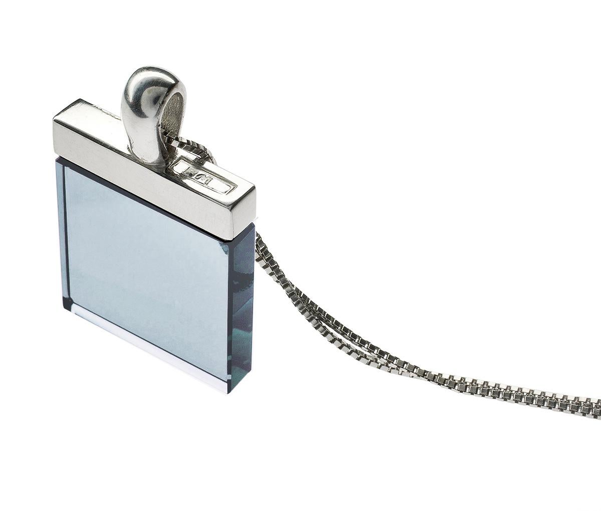 Ce collier pendentif Minimaliste de créateur est en or blanc 18 carats avec une belle larme de 15x15x3 mm transparente en topaze bleu ciel. Le design, qui fait référence à l'art déco tout en étant contemporain, a été créé par l'artiste Polya