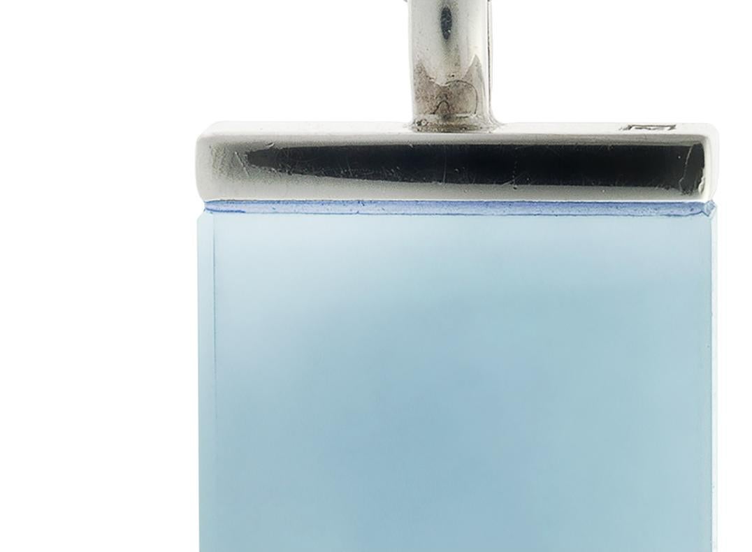 Collier à pendentifs minimaliste contemporain avec topaze bleue du ciel présenté dans Vogue Neuf - En vente à Berlin, DE