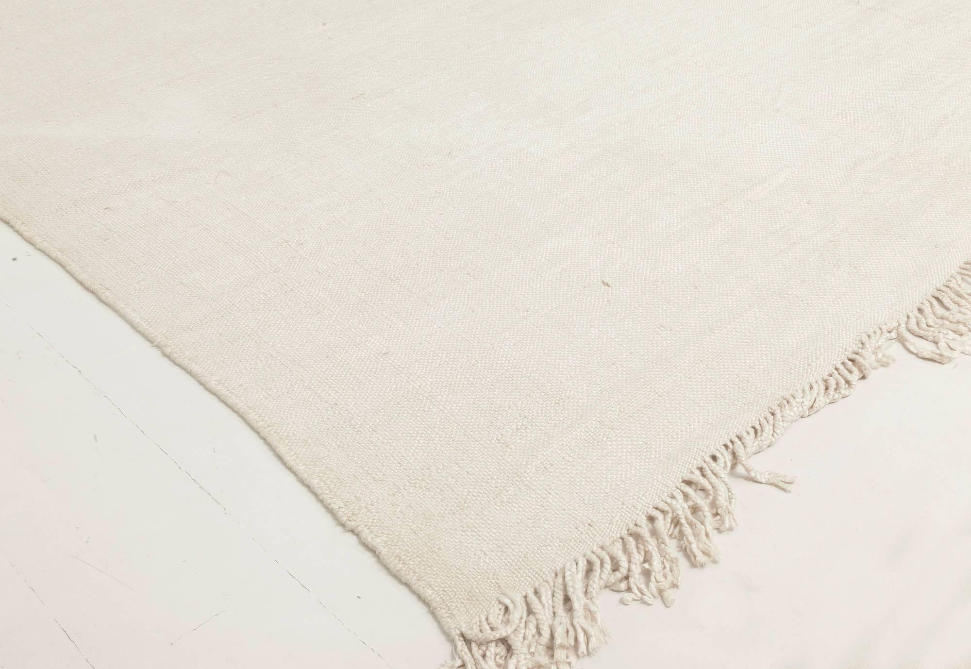 Indiano Tappeto contemporaneo Mirage Solid White in lana a trama piatta di Doris White Blau in vendita