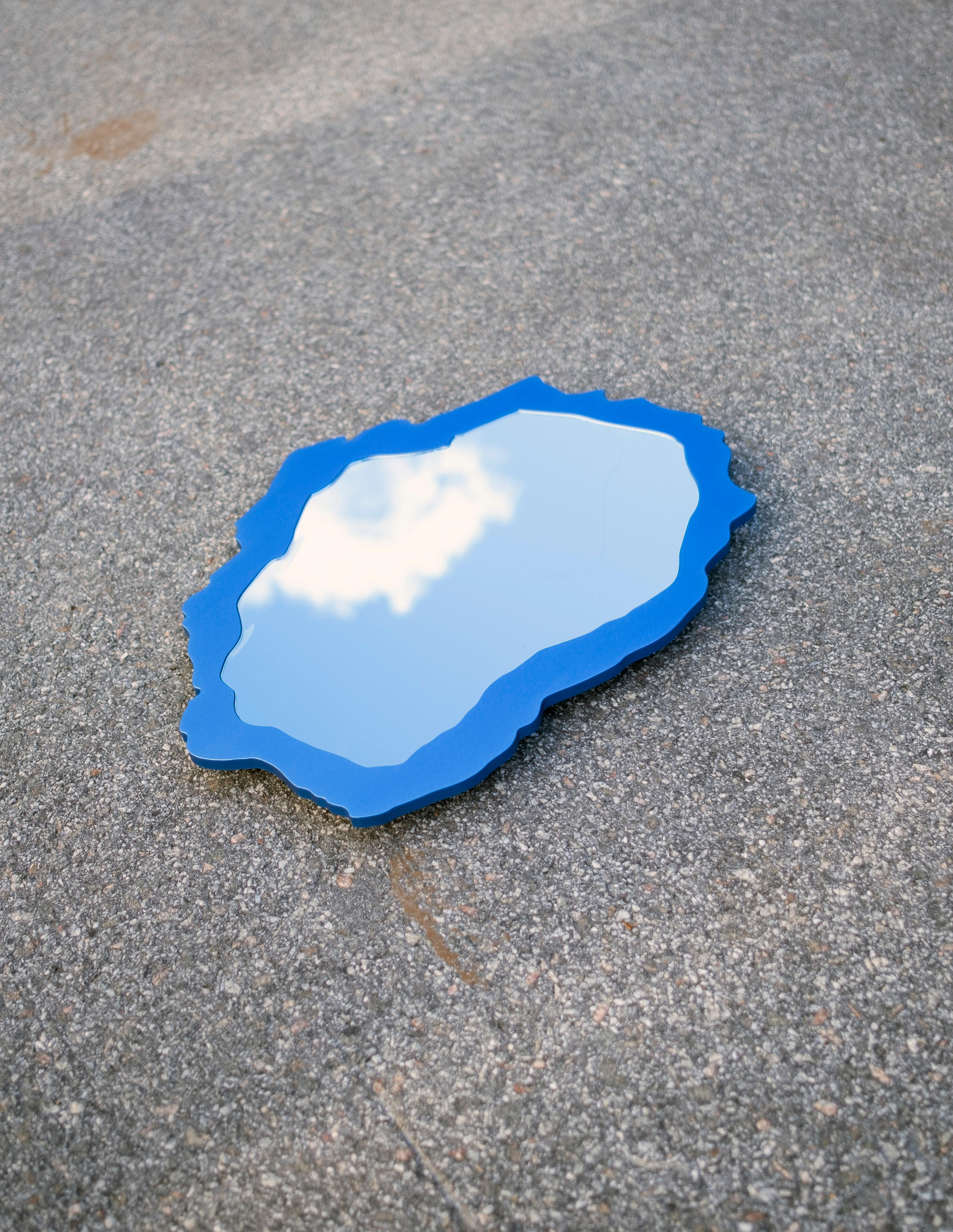 Zeitgenössischer Spiegel, blauer eloxierter Aluminiumteller, von Erik Olovsson (Eloxiert) im Angebot