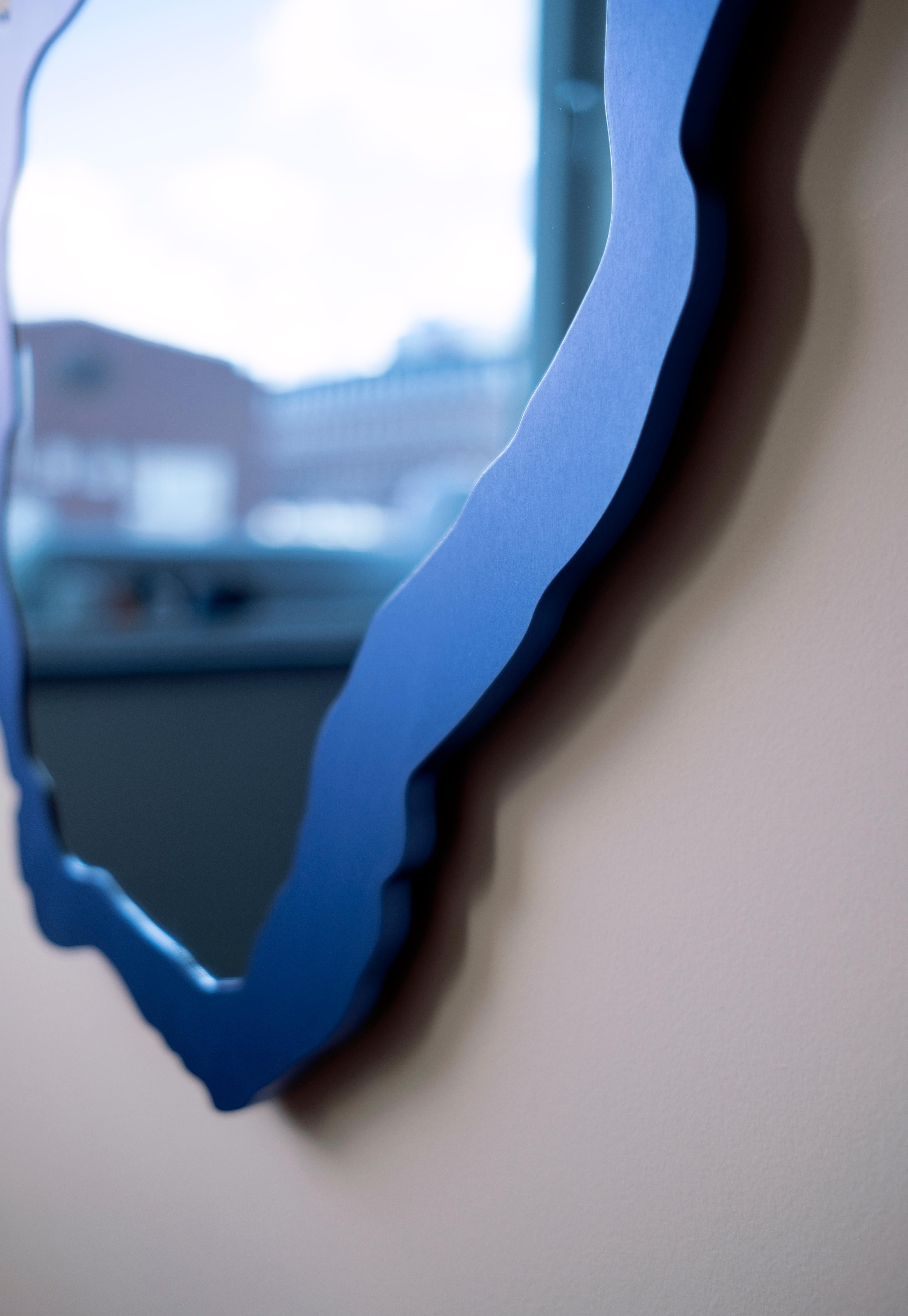 Zeitgenössischer Spiegel, blauer eloxierter Aluminiumteller, von Erik Olovsson im Zustand „Neu“ im Angebot in Stockholm, SE