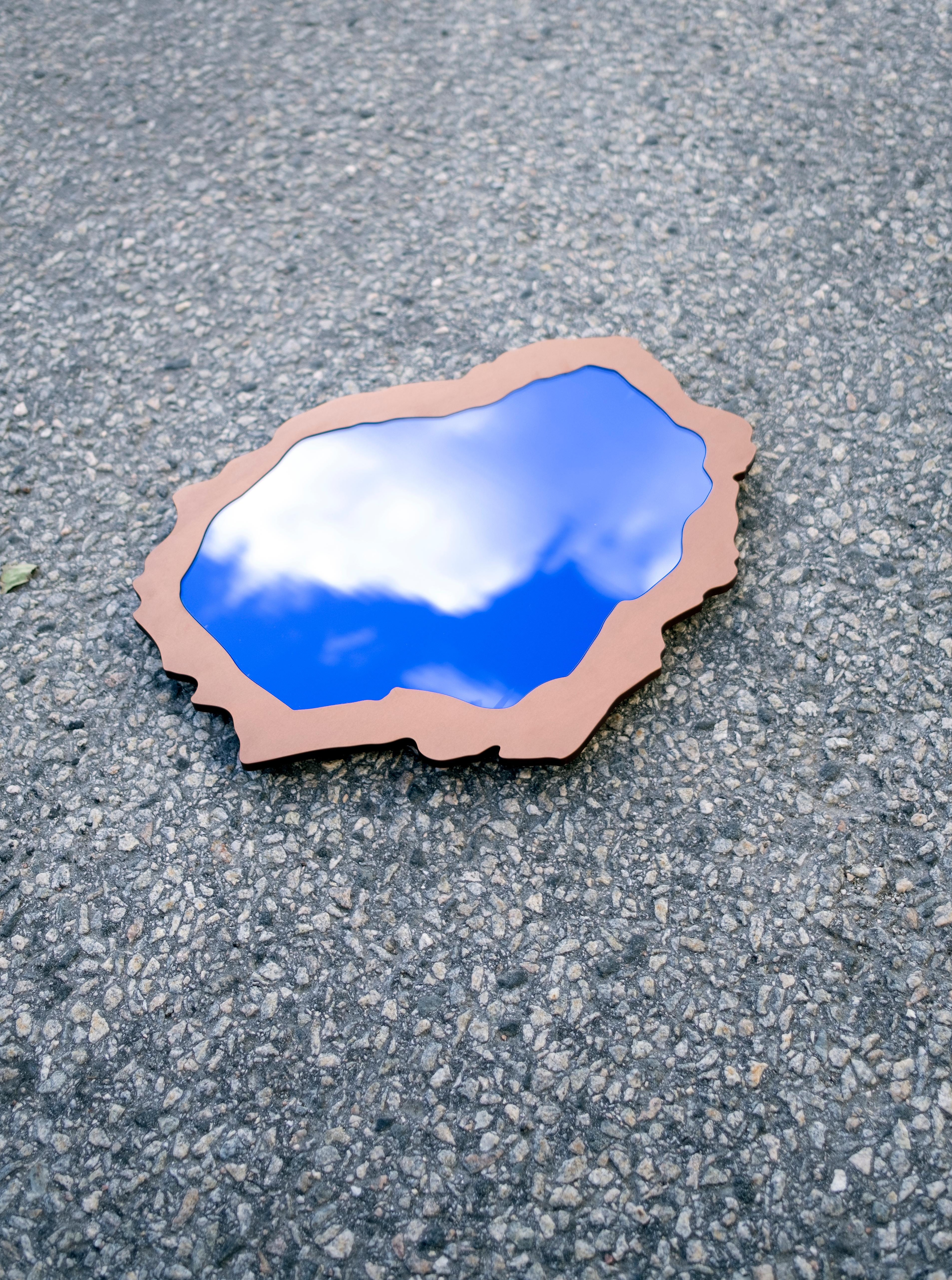 Zeitgenössischer Spiegel, brauner eloxierter Aluminiumteller, von Erik Olovsson (Schwedisch) im Angebot