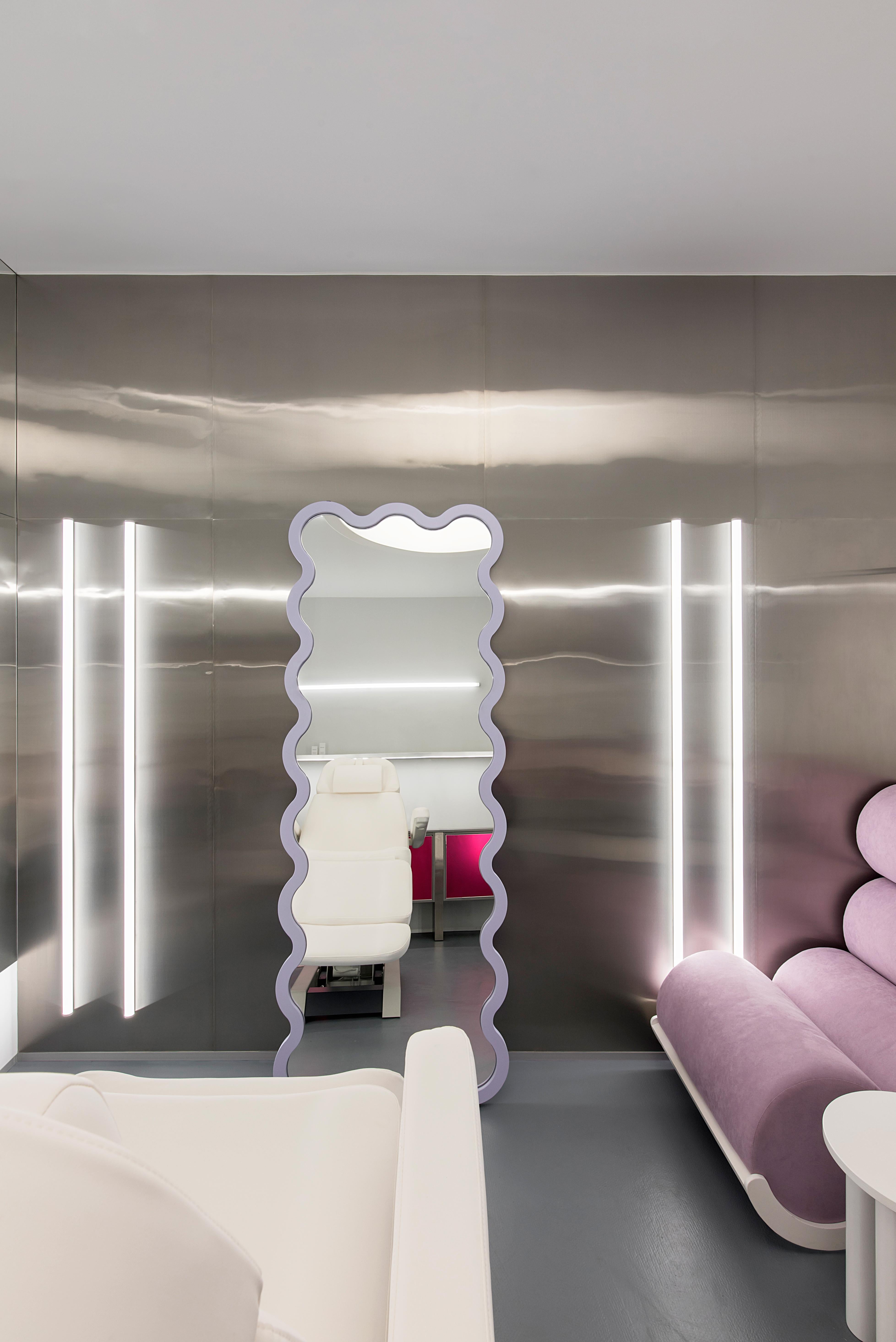 Miroir contemporain 'Hvyli 16' par Oitoproducts, cadre violet en vente 2
