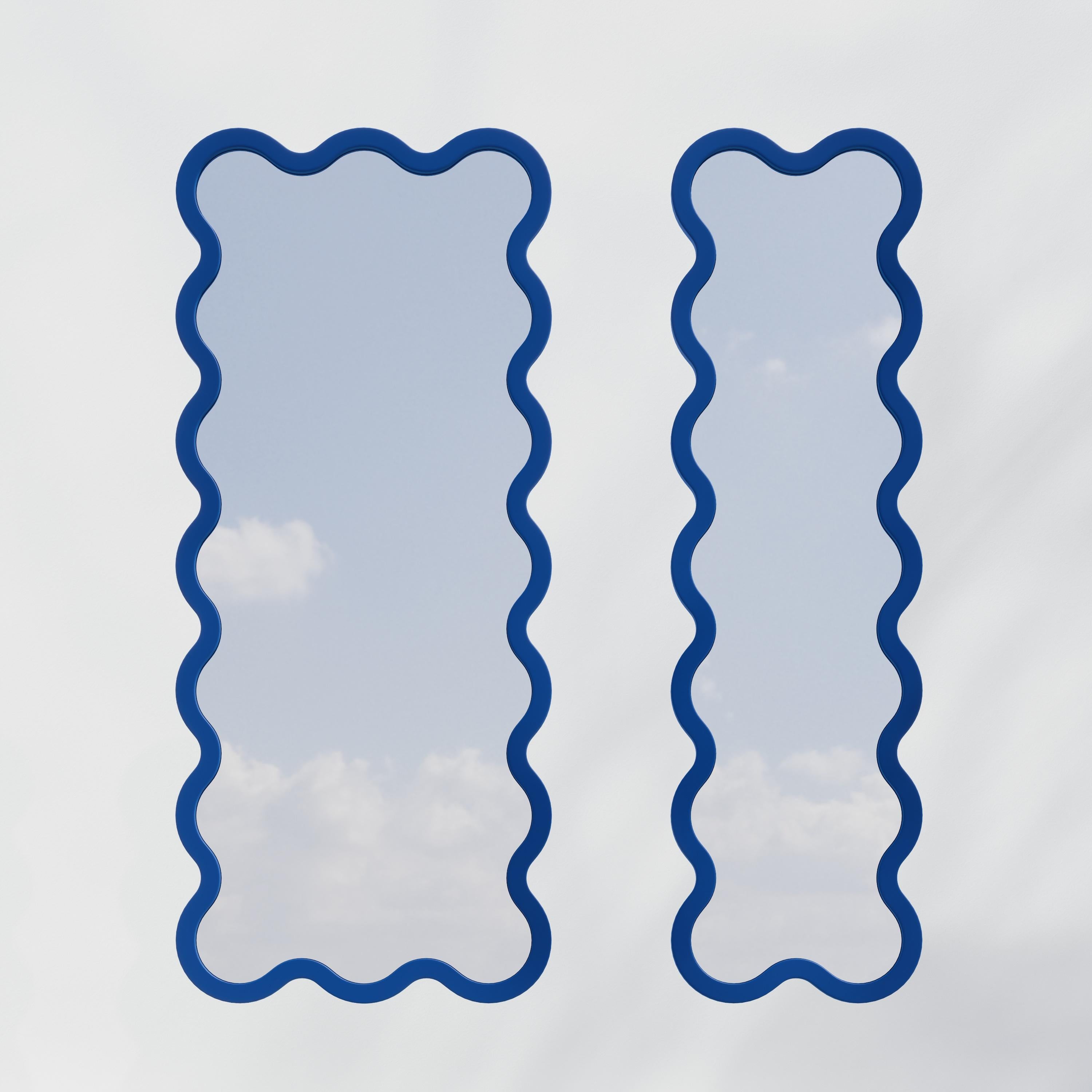 Miroir contemporain 'Hvyli 14' par Oitoproducts, cadre bleu en vente 4