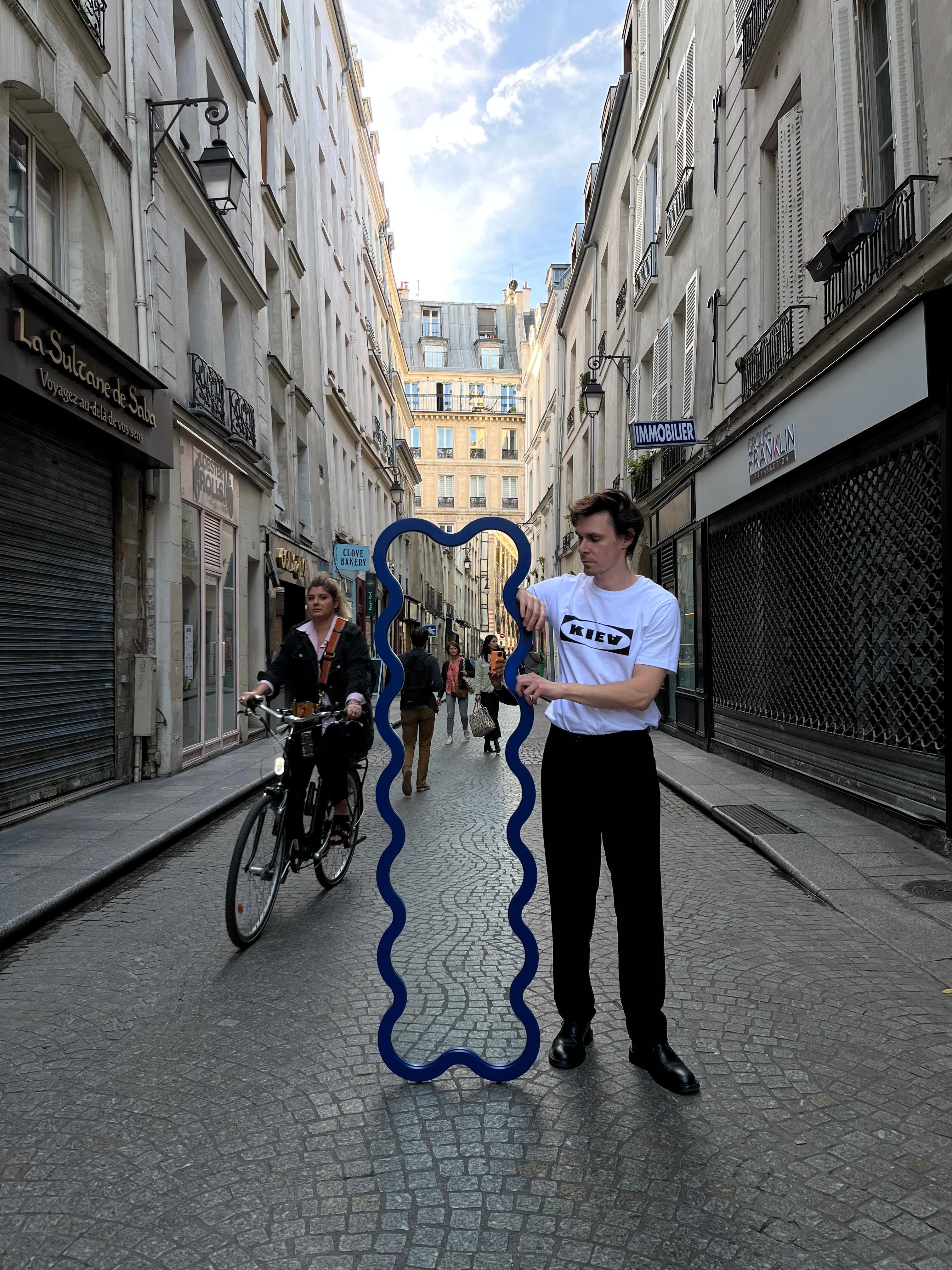 Miroir contemporain 'Hvyli 14' par Oitoproducts, cadre bleu en vente 5