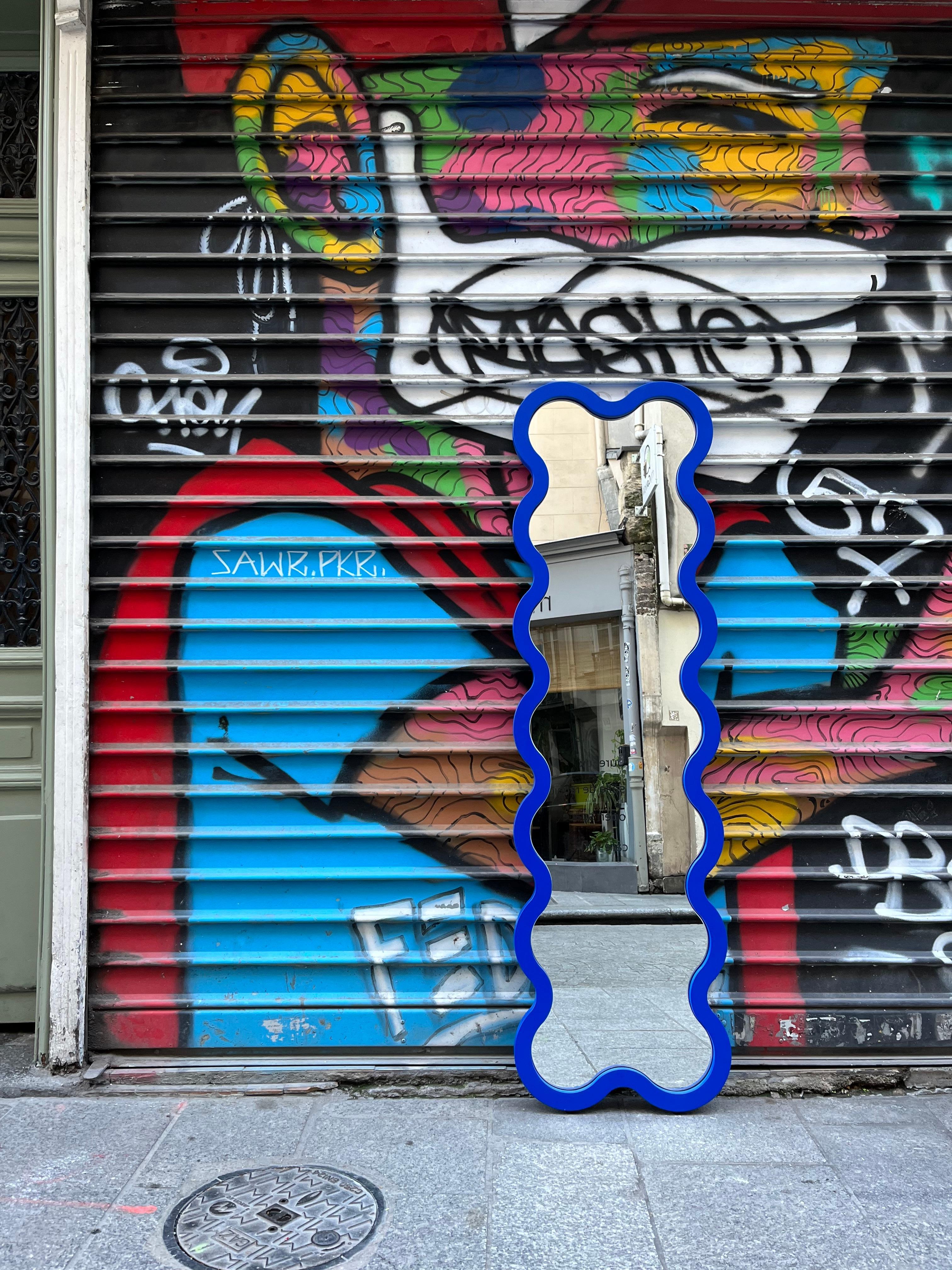 Miroir contemporain 'Hvyli 14' par Oitoproducts, cadre bleu en vente 7
