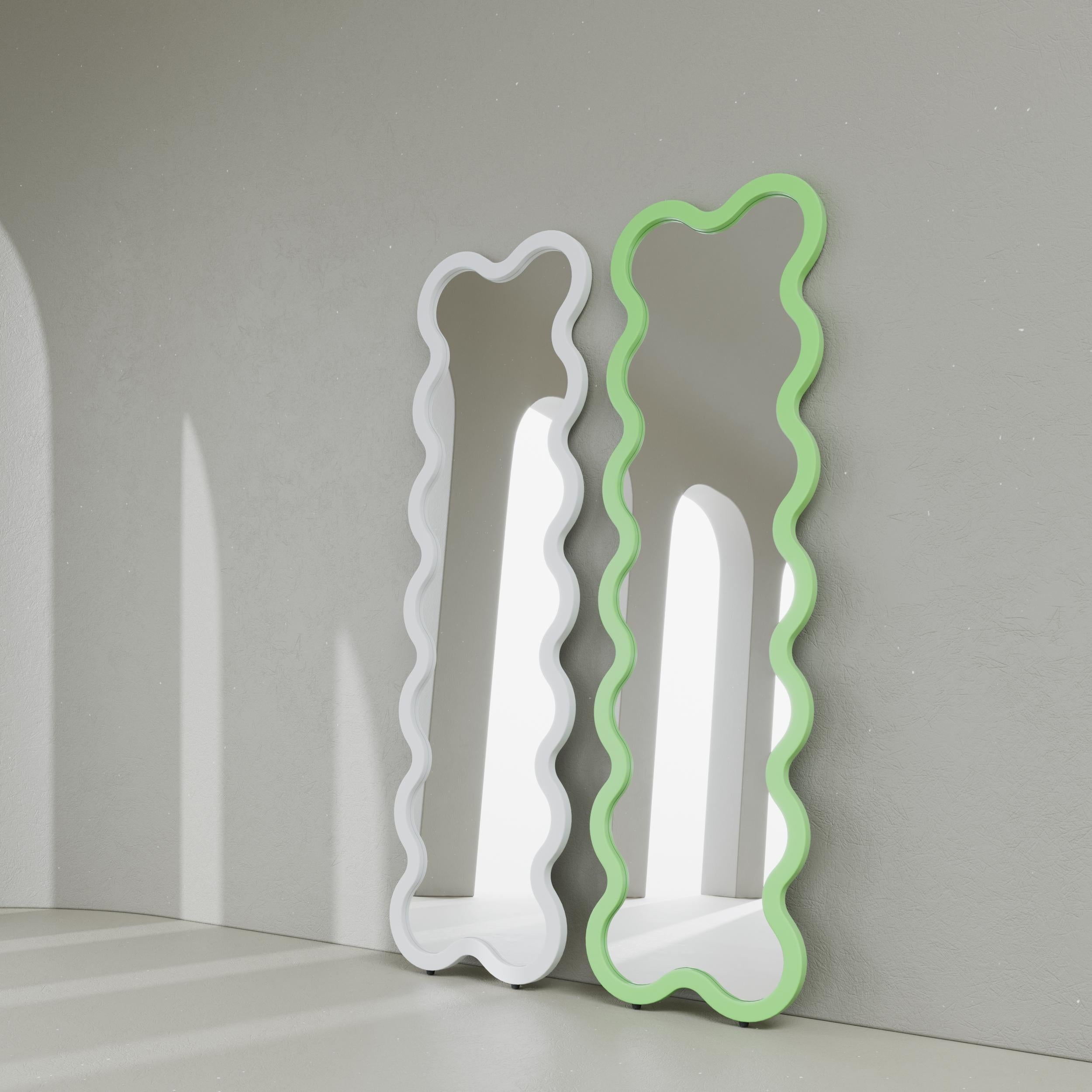 Contemporary spiegel 'Hvyli 14' von Oitoproducts, Grüner Rahmen im Angebot 1