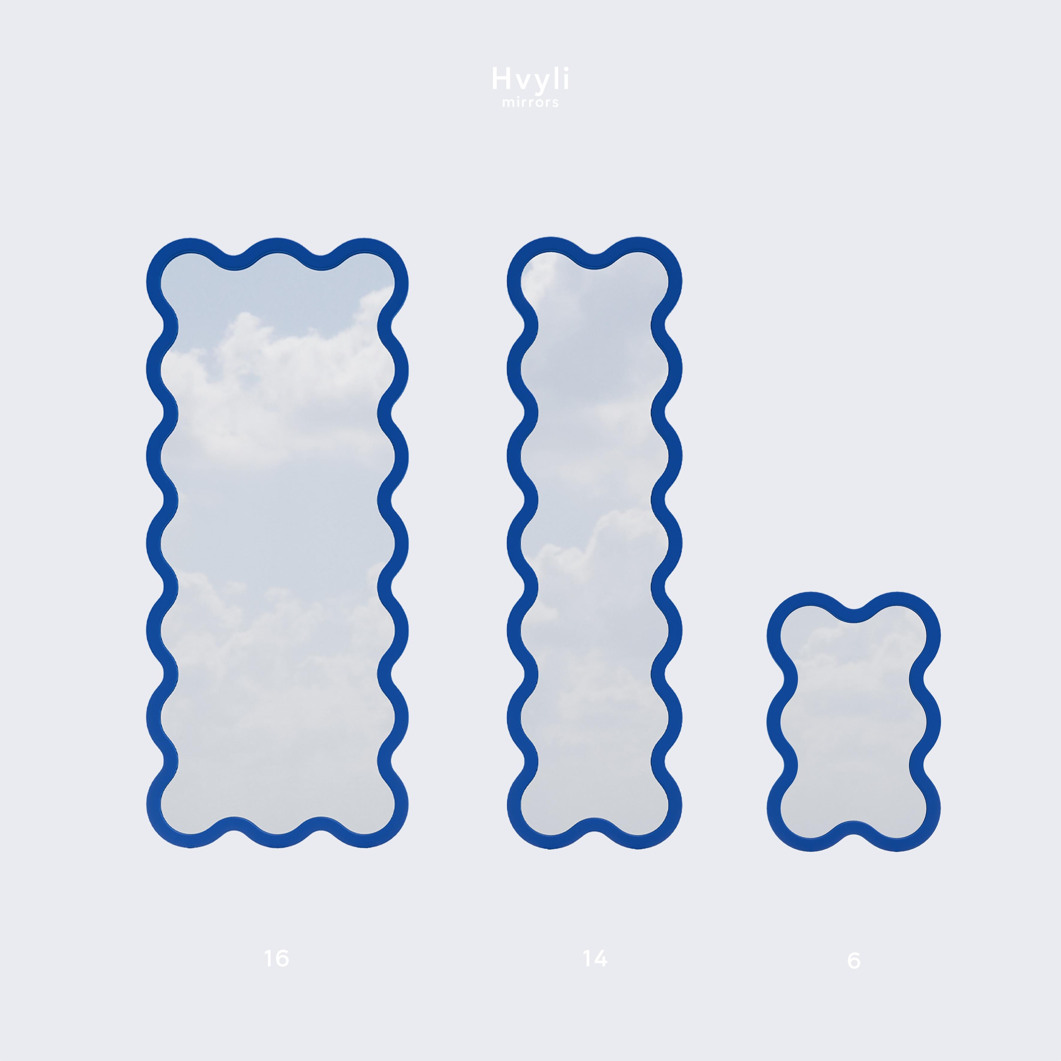 Miroir contemporain 'Hvyli 16' par Oitoproducts, cadre bleu en vente 7