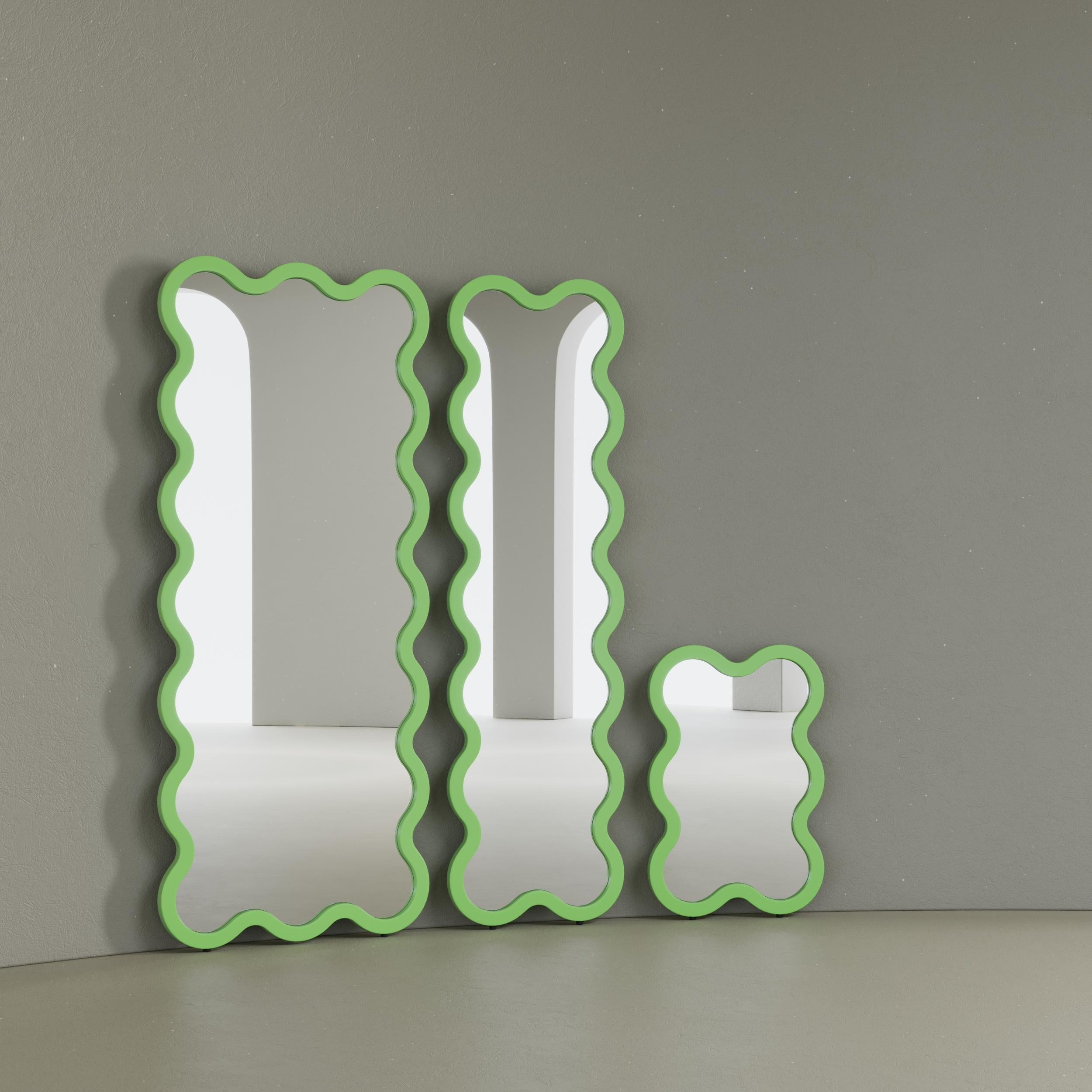 Miroir contemporain 'Hvyli 16' par Oitoproducts, cadre vert en vente 7