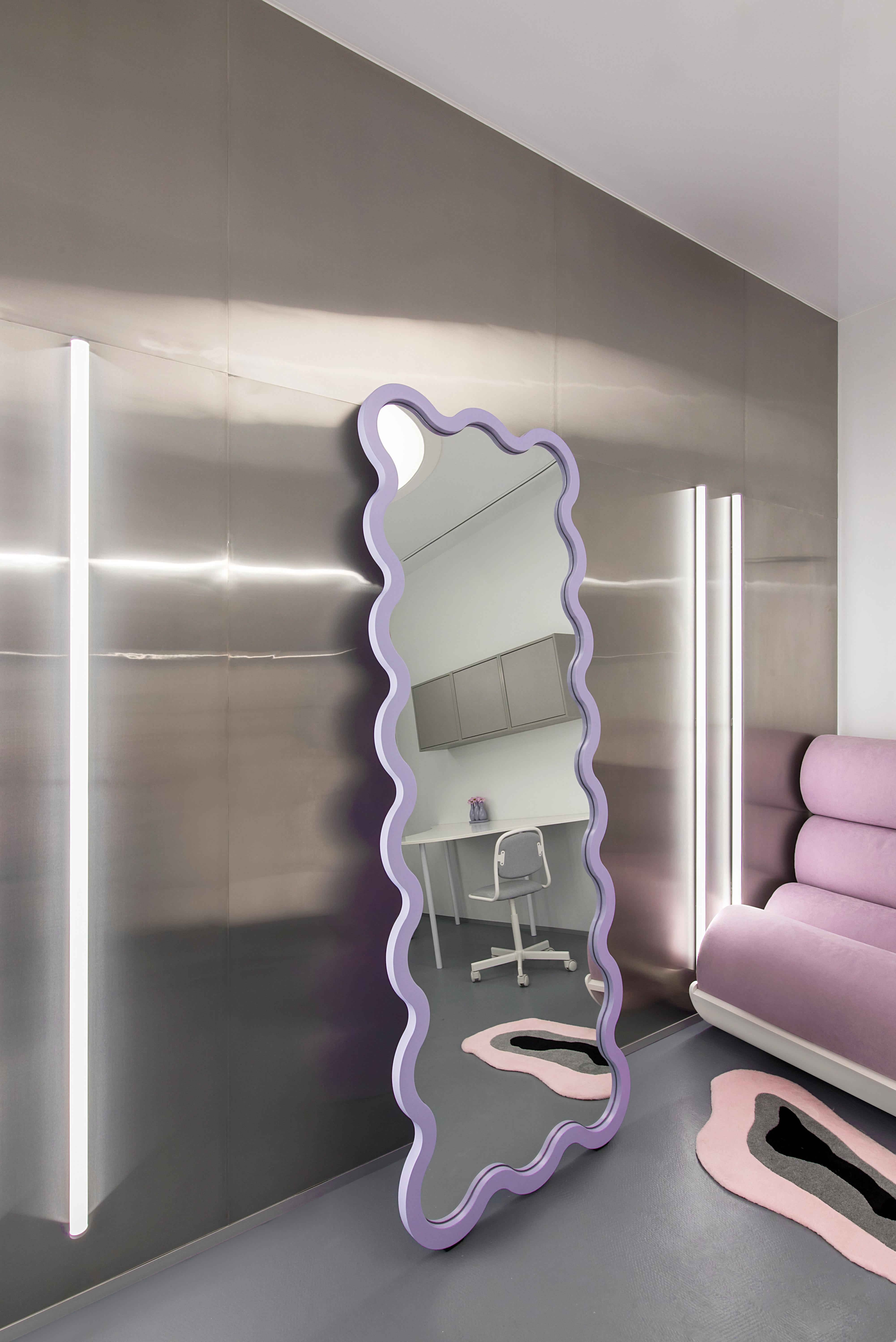 Miroir contemporain 'Hvyli 16' par Oitoproducts, cadre vert en vente 1