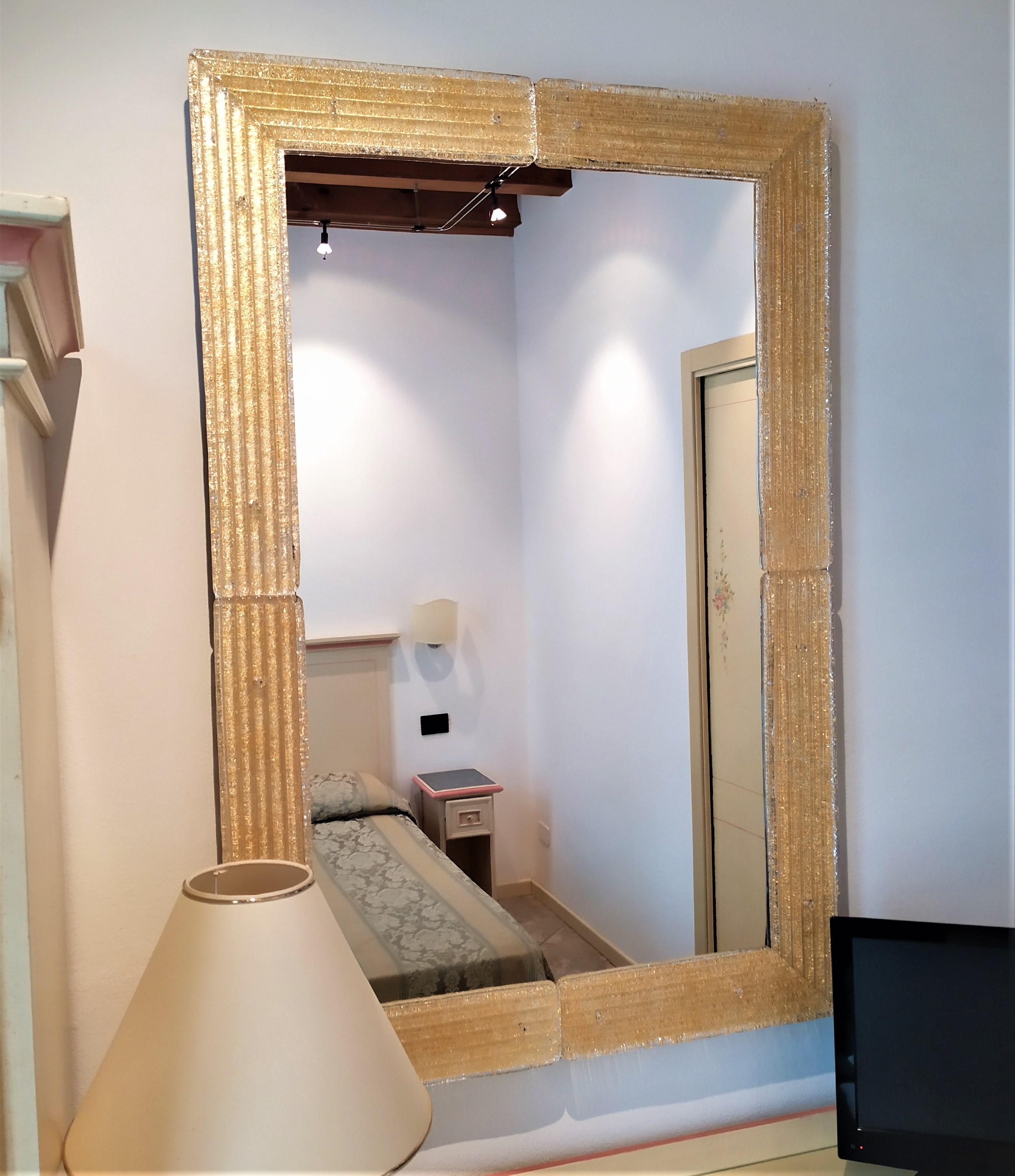 italien Miroir contemporain, avec cadre doré en verre de Murano, fabriqué à la main par Fratelli Tosi en vente