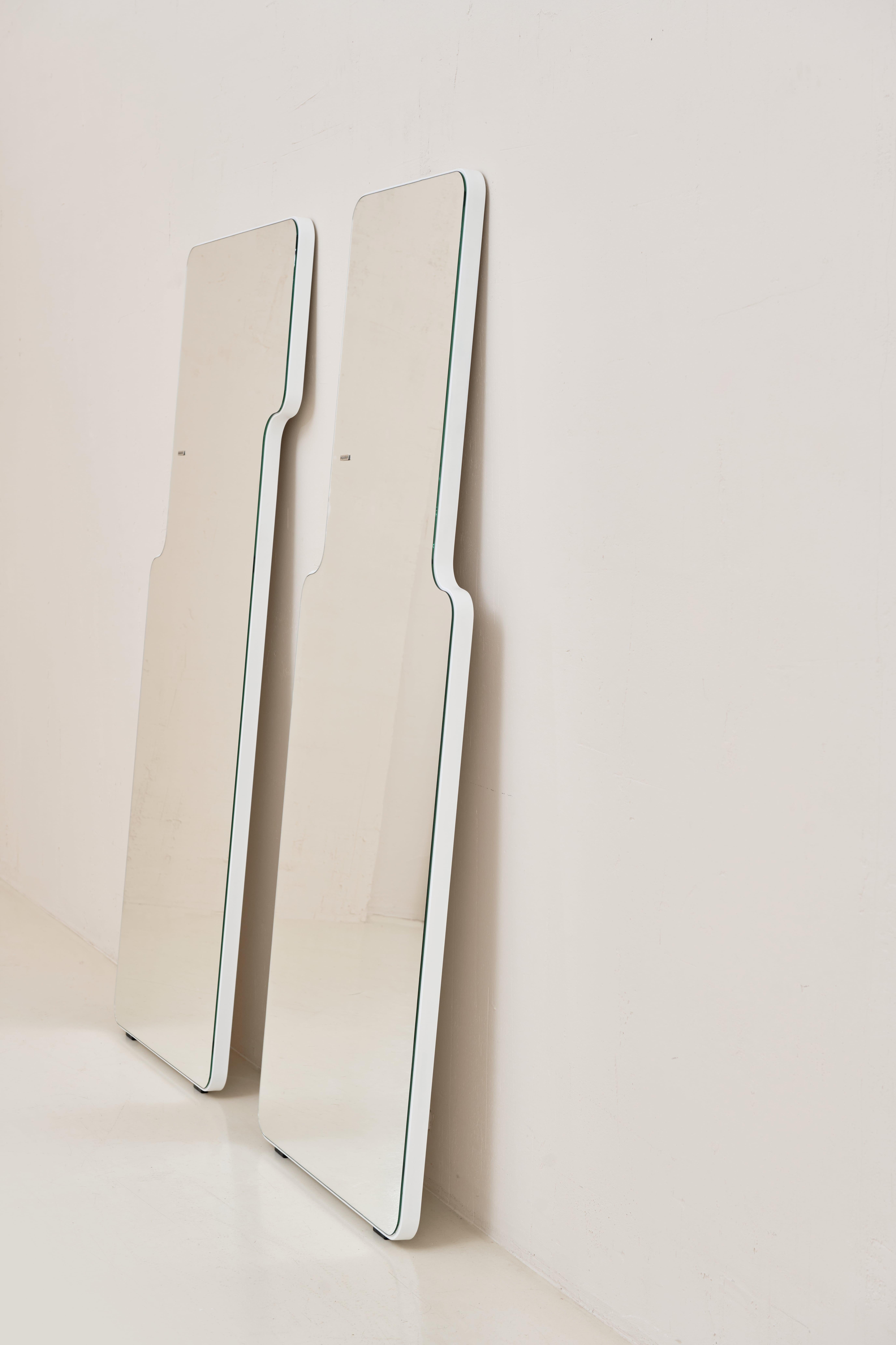 Ukrainien Miroir contemporain 'Loveself 03' par Oitoproducts, cadre bleu en vente