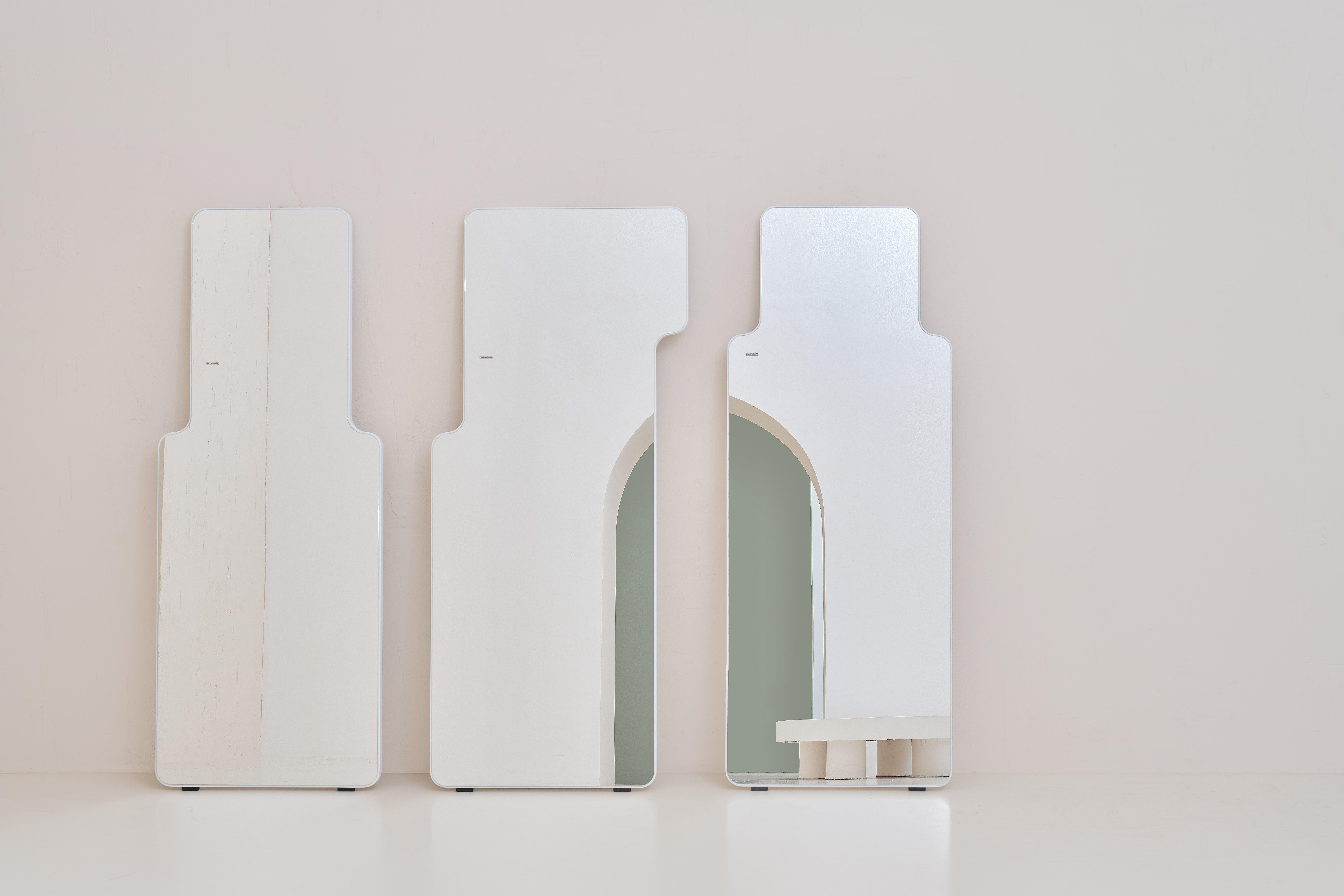 Zeitgenössischer Spiegel „Loveself 04“ von Oitoproducts, blauer Rahmen, 180 cm (Organische Moderne) im Angebot