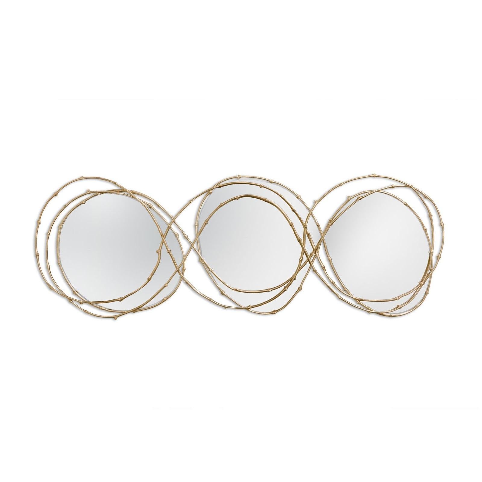 Encadré d'une couronne de branches de vigne, ce miroir est la pièce artisanale par excellence. Les trois arches qui forment le cadre sont fabriquées à la main à partir de branches de vigne, moulées en laiton,
Cadre : Laiton coulé en laiton, laiton