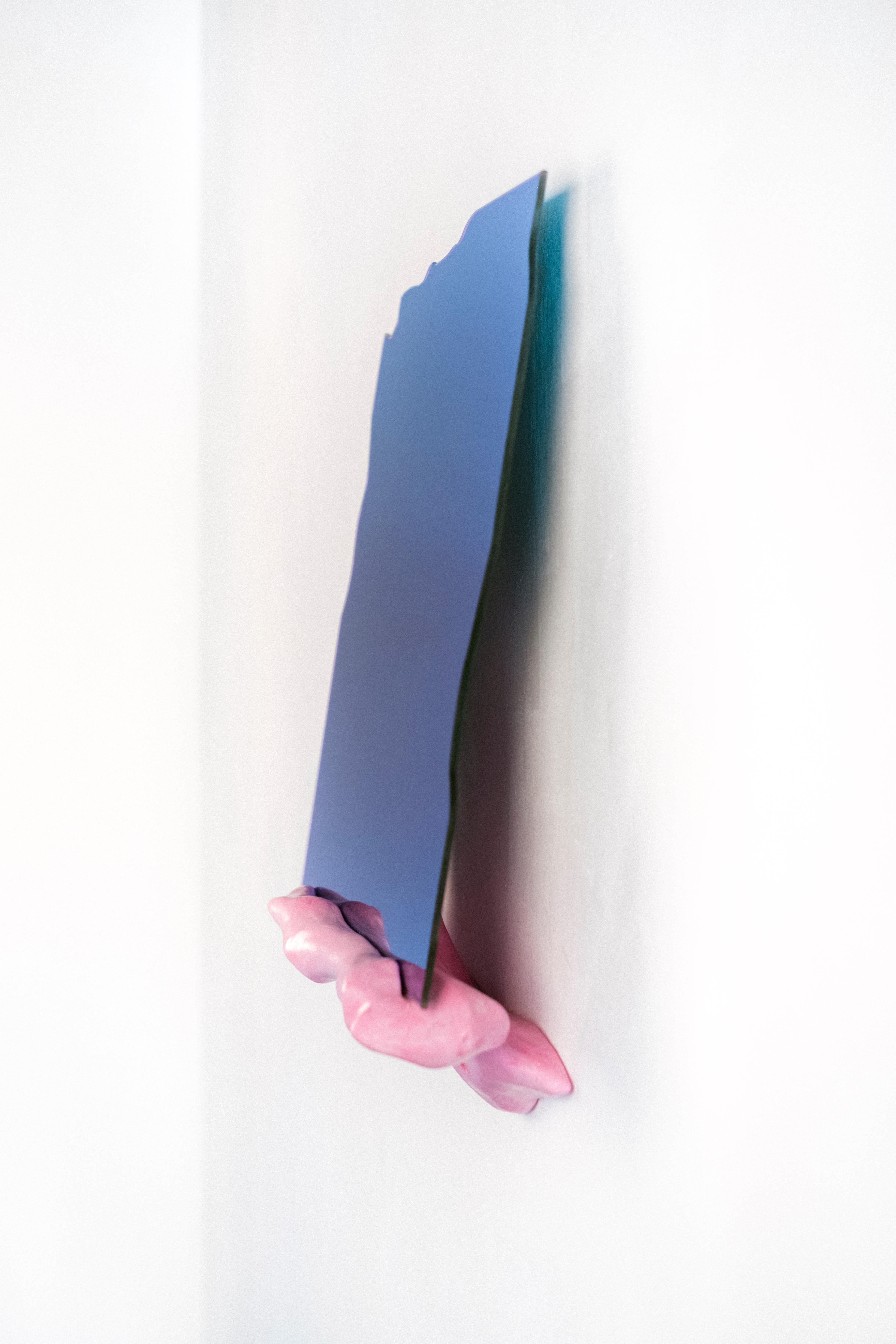 Maximalismus Wandspiegel von Studio Gert Wessels, in blau/rosa. Handgefertigt in einer organischen Form und hergestellt in seinem Studio in den Niederlanden. 

In seiner täglichen Praxis erforscht er die Beziehung zwischen Form und Funktion. Das