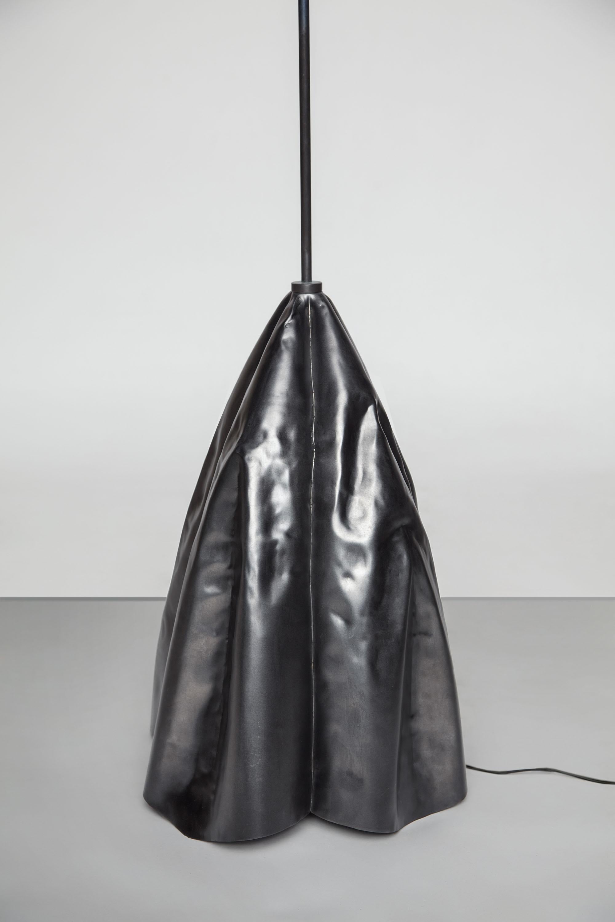 Poli Lampadaire contemporain en acier poli et verre, Overlay II par Paul Matter en vente