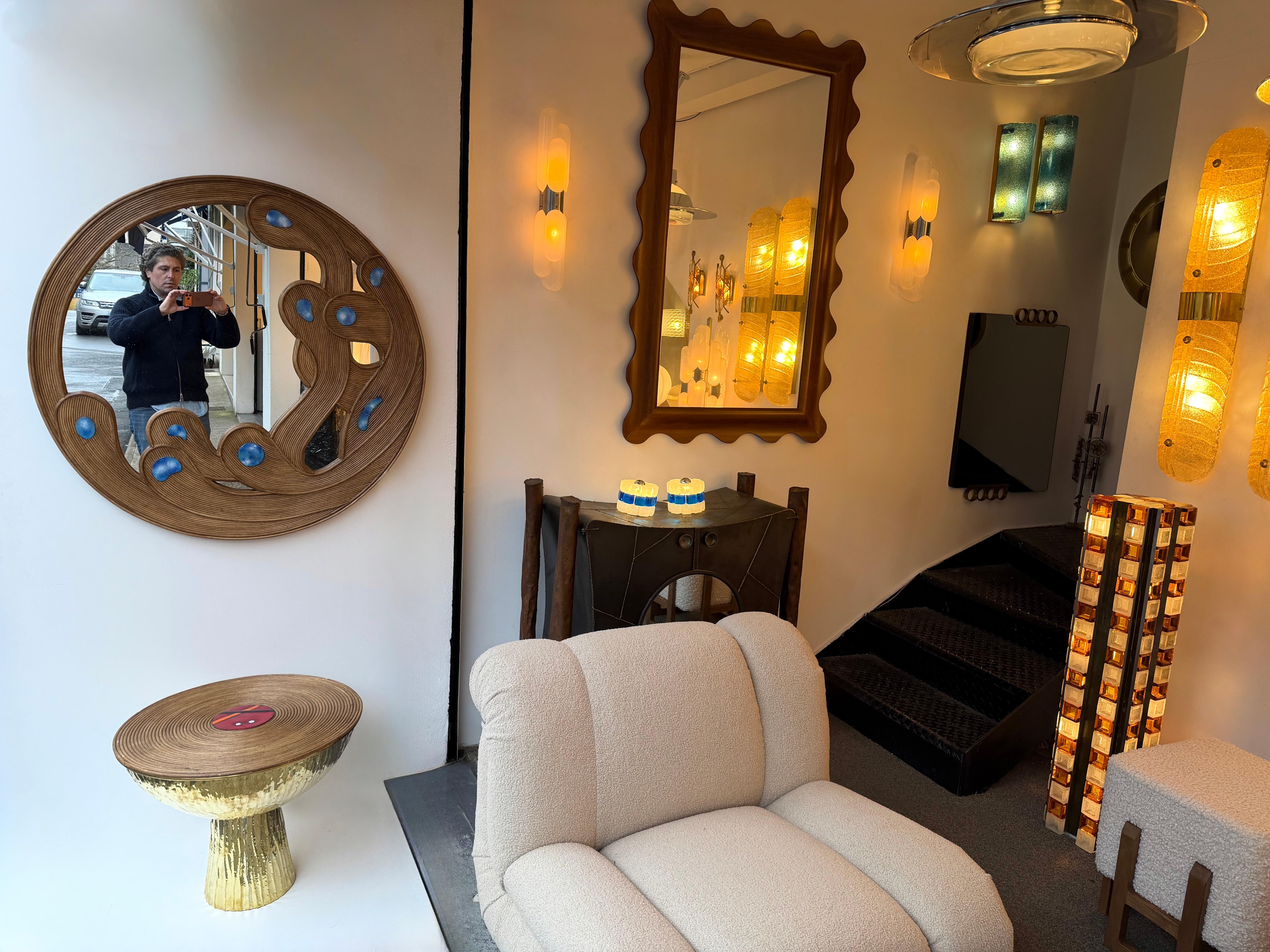 Miroir mural contemporain en belle marqueterie de rotin osier bambou avec décor métal émaillé. Travail contemporain d'un petit atelier artisanal de design italien. Imperfections mineures dues à la fabrication artisanale. Dans l'esprit de Mid-Century