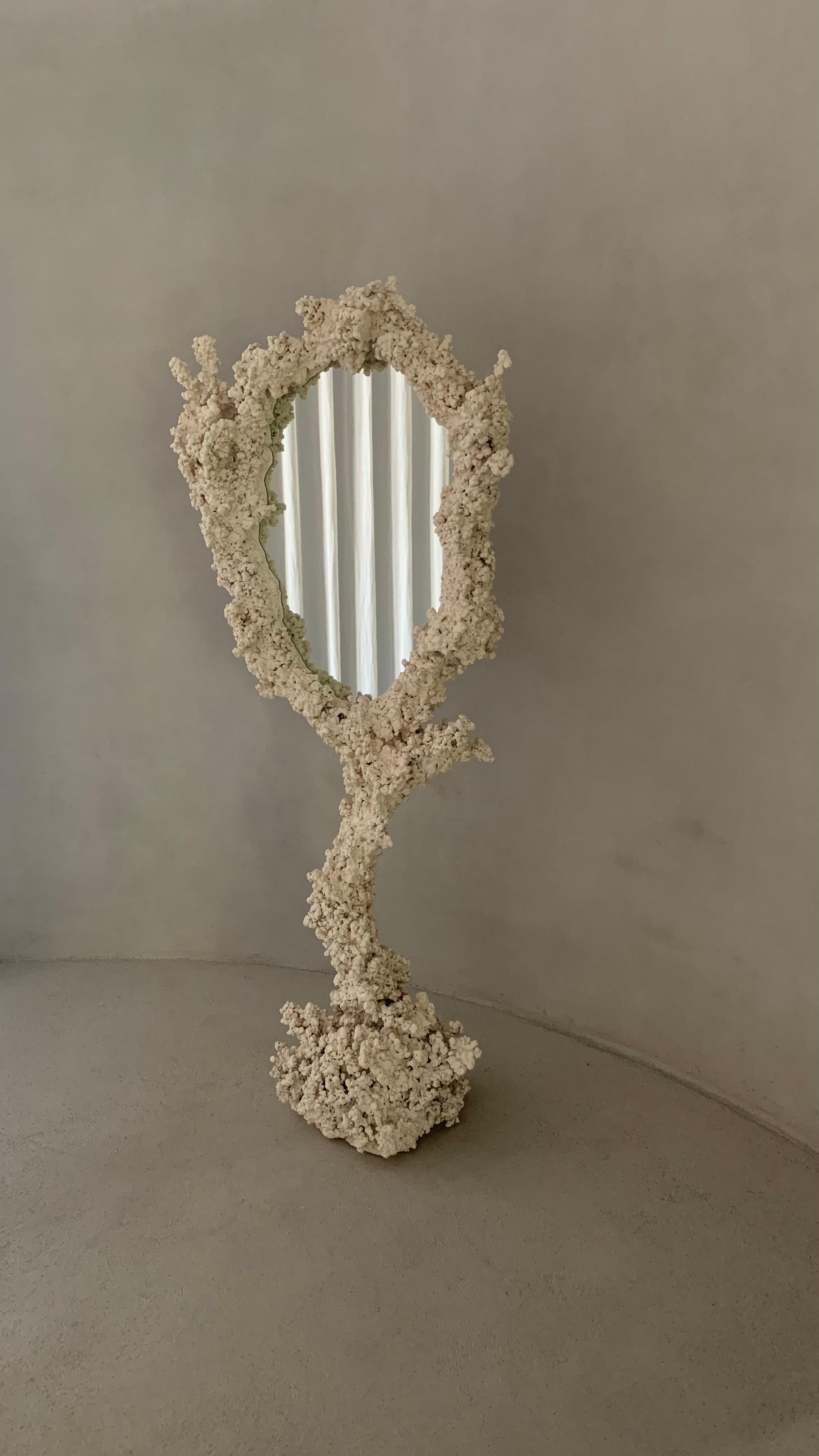 Contemporary Mirror, Recyceltes Aluminium, Harz und Stahl, Elissa Lacoste, Modern  im Angebot 3